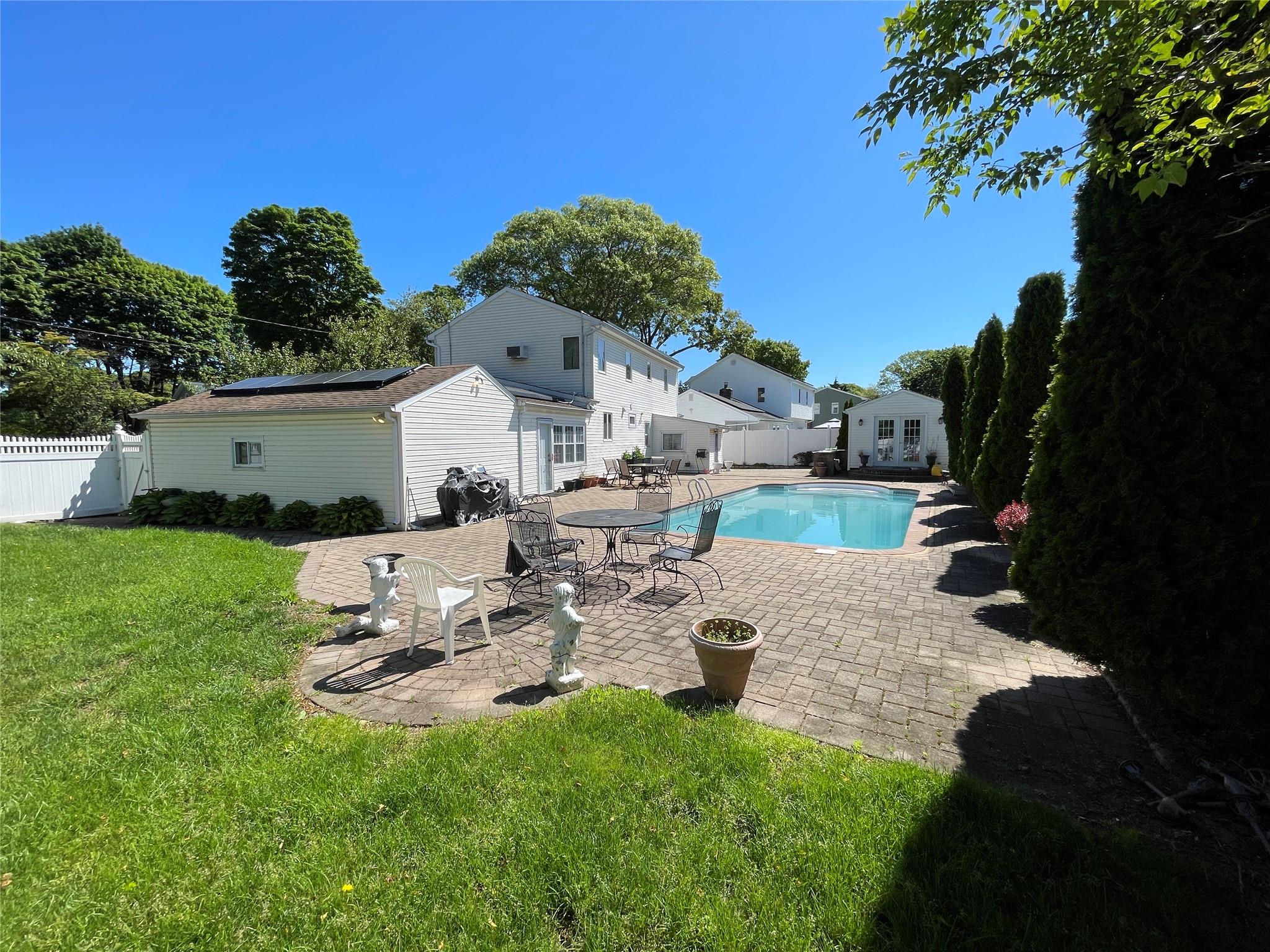 West Islip, New York, 11795, United States, 4 Bedrooms Bedrooms, ,3 BathroomsBathrooms,Residential,For Sale,1869198