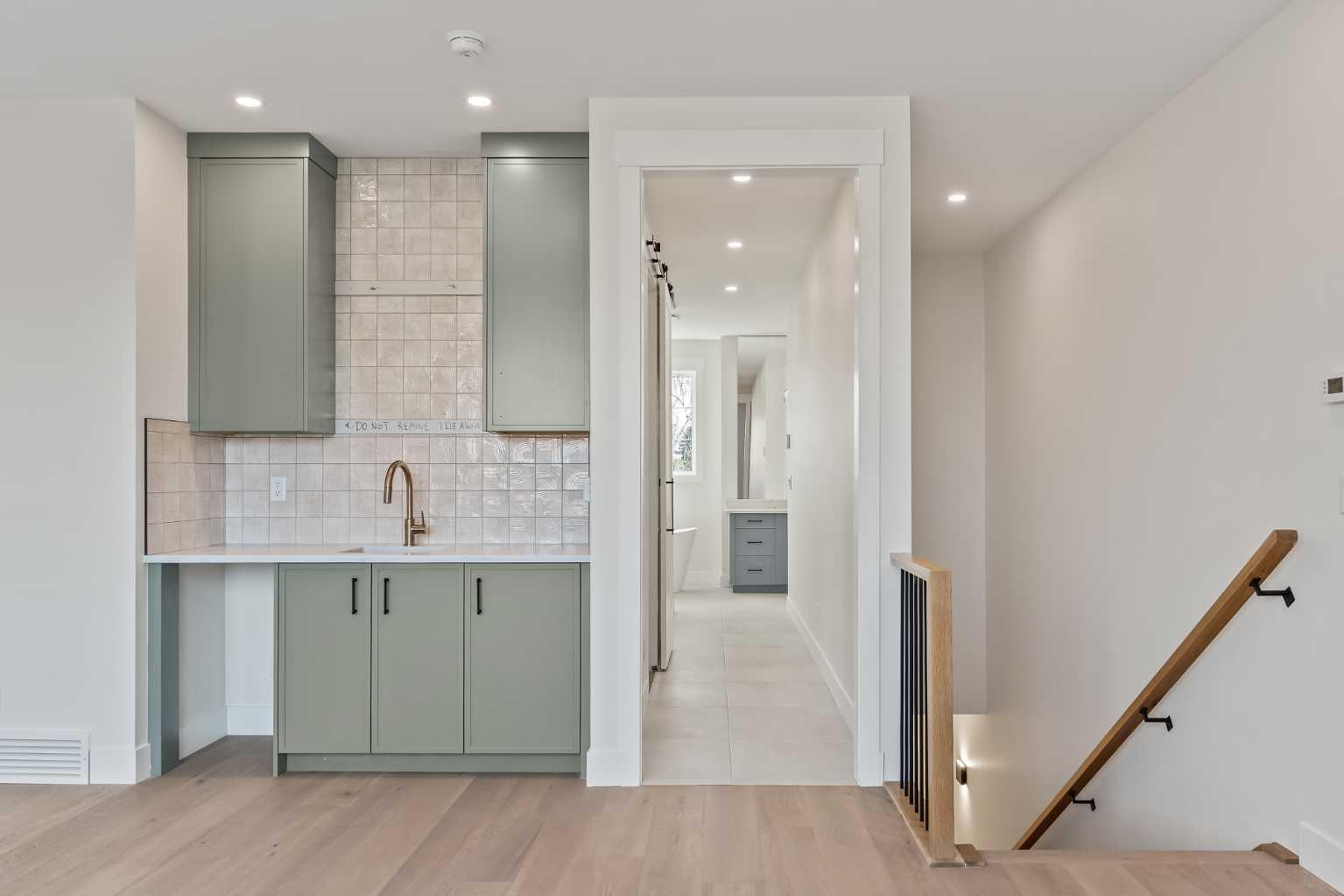 CALGARY, Alberta, T3E 2V9, CA, 4 Bedrooms Bedrooms, ,5 BathroomsBathrooms,Residential,For Sale,1987778