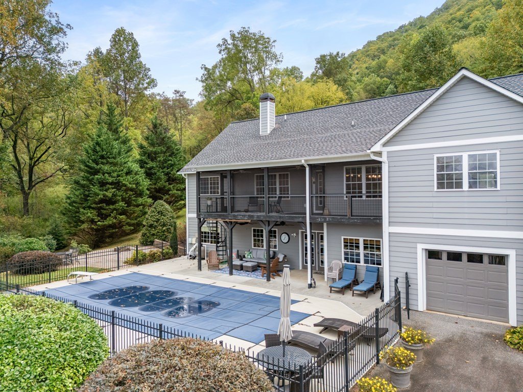 Hayesville, North Carolina, 28904, United States, 3 Bedrooms Bedrooms, ,4 BathroomsBathrooms,Residential,For Sale,1974136