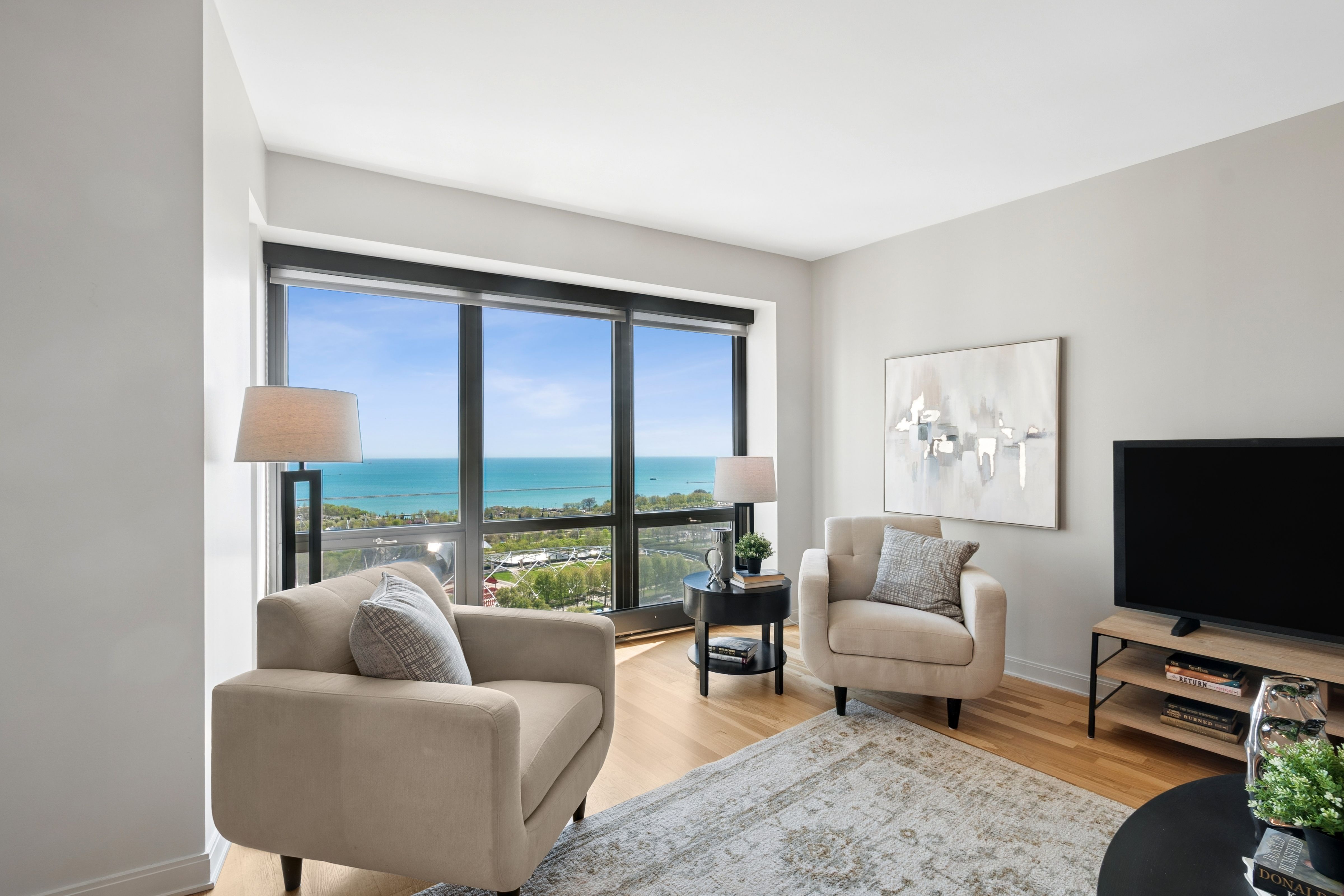  Spacious Living Room and Dining Area Overlook the Park, Lakefront and The Bean - 物件實景