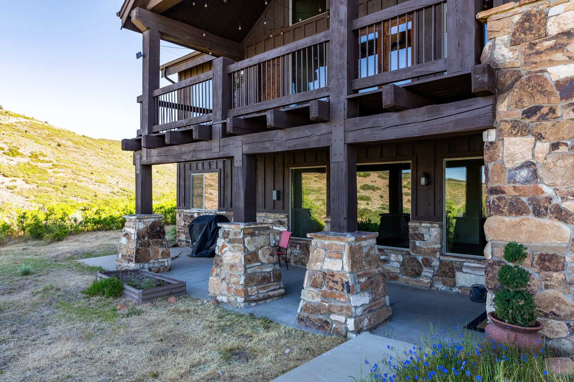  The Ultimate Multi-Generational Mountain Retreat Backing to 500 Acres of Open Sp - 物件實景