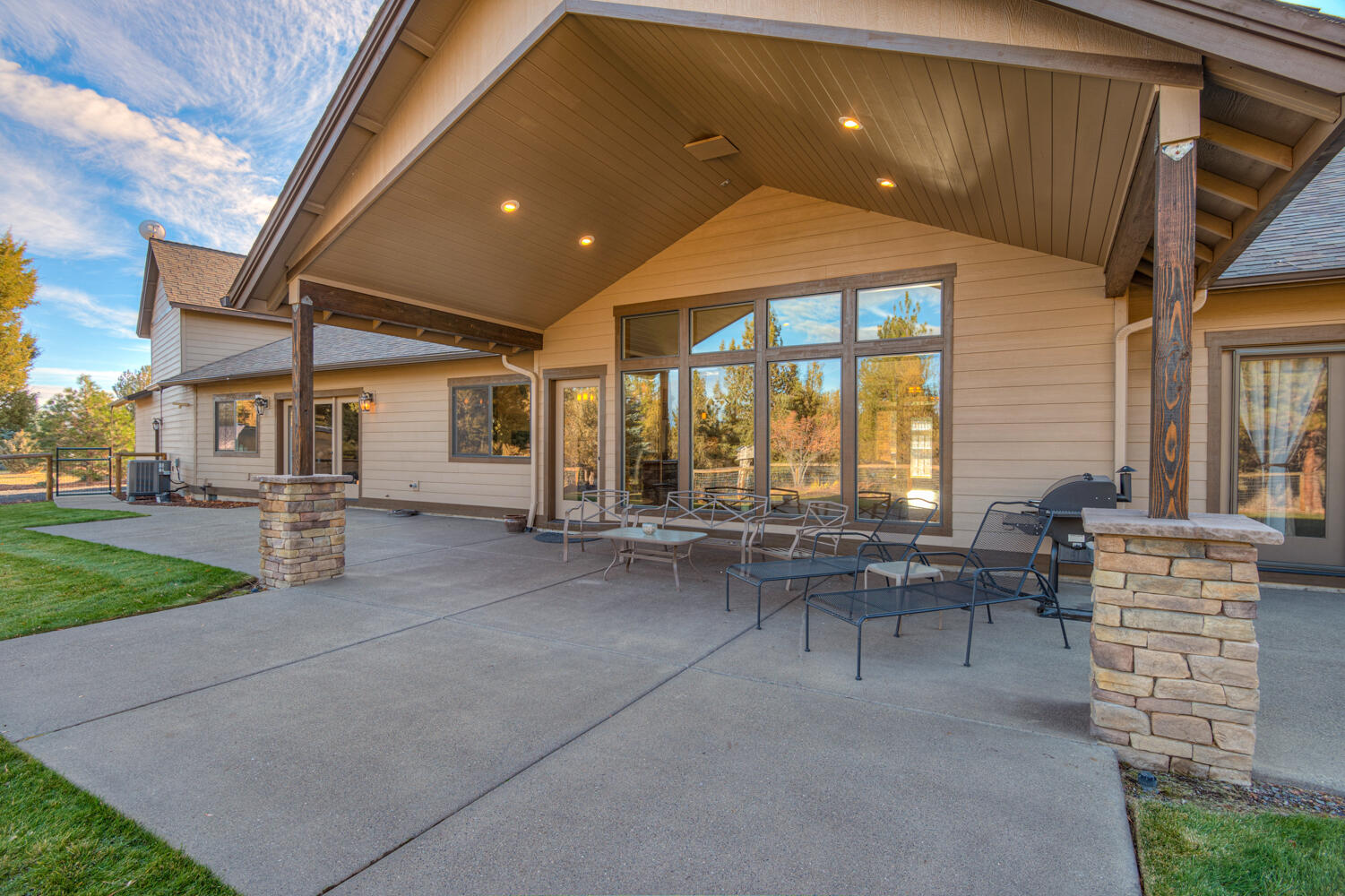 Bend, Oregon, 97703, United States, 3 Bedrooms Bedrooms, ,3 BathroomsBathrooms,Residential,For Sale,1984485