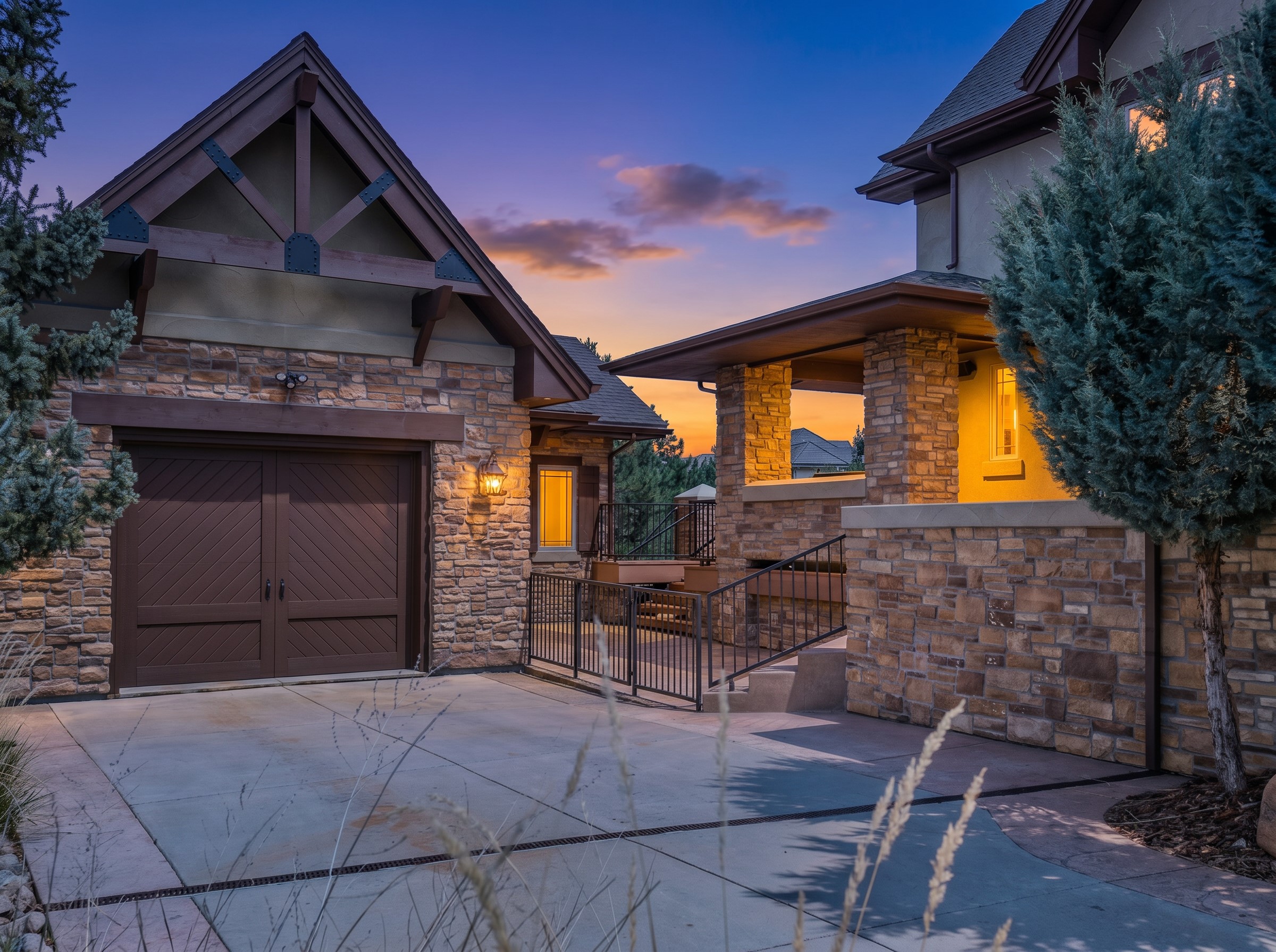  This Mountain Traditional residence is defined by its grand scale, - 物件實景