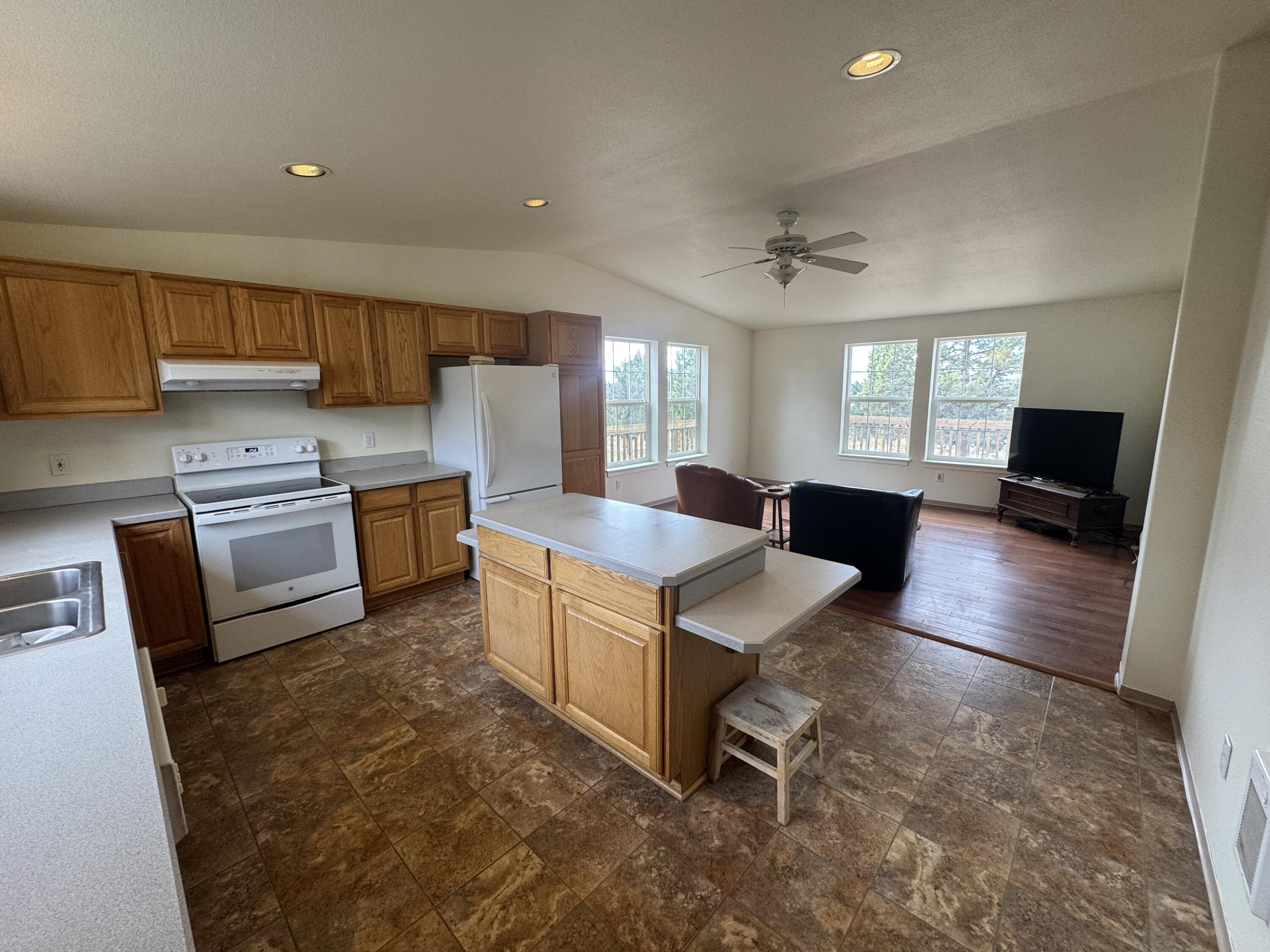 Prineville, Oregon, 97754, United States, 3 Bedrooms Bedrooms, ,2 BathroomsBathrooms,Residential,For Sale,1973827