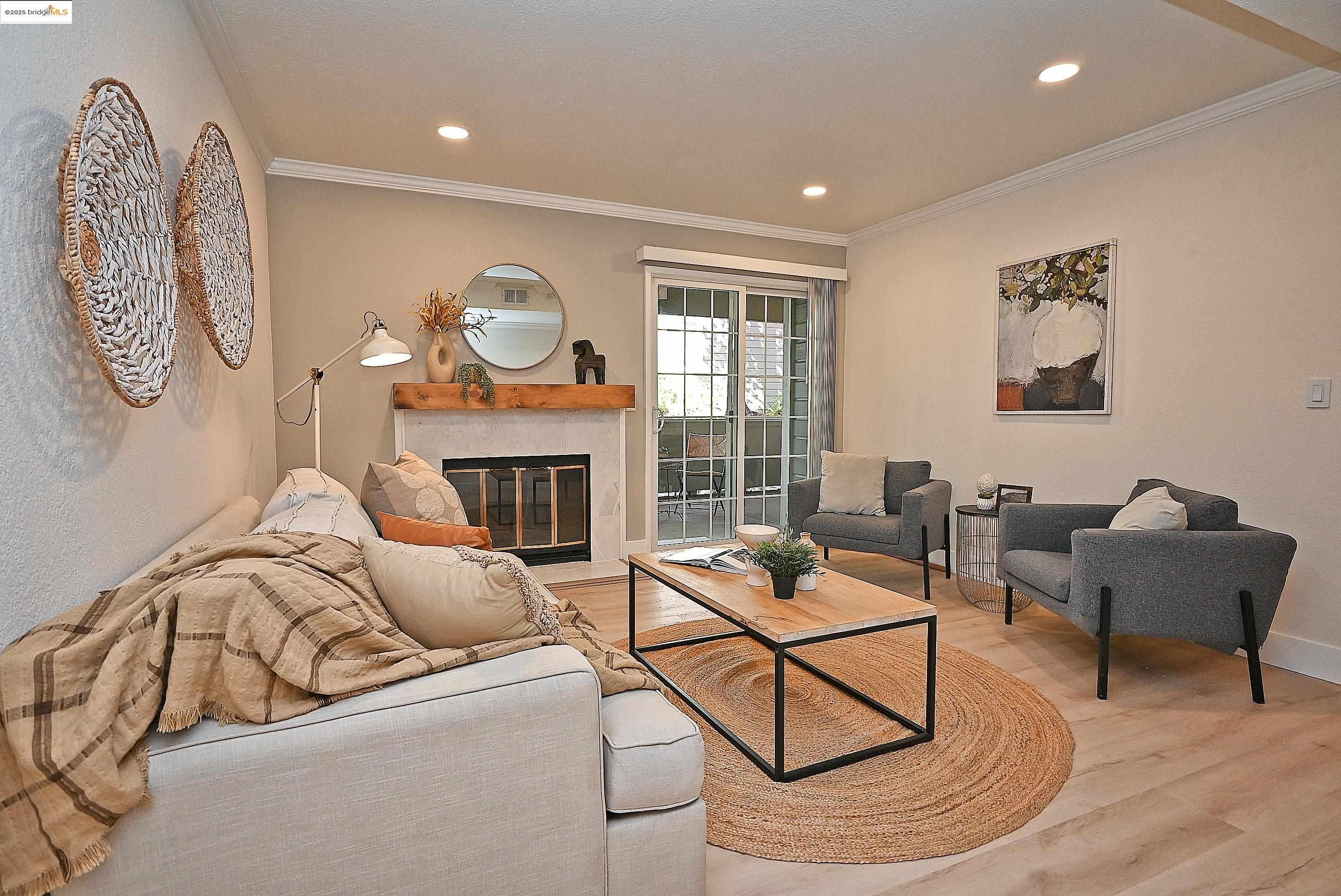 Oakland, California, 94605, United States, 2 Bedrooms Bedrooms, ,2 BathroomsBathrooms,Residential,For Sale,2000810