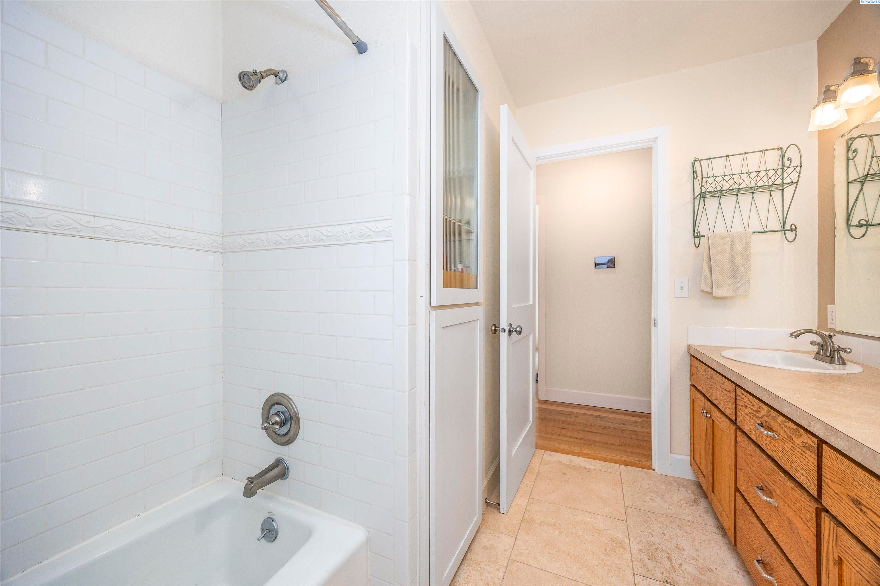 Sunnyside, Washington, 98944, United States, 3 Bedrooms Bedrooms, ,2 BathroomsBathrooms,Residential,For Sale,1998016