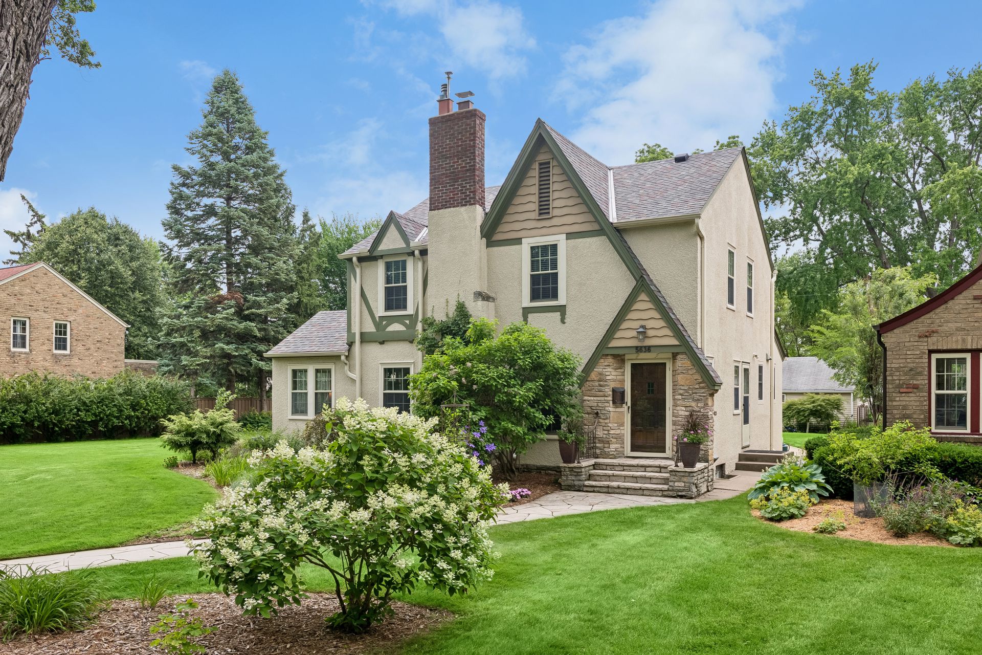  Thoughtfully Updated Tudor on a Rare Oversized Lot - 物件實景