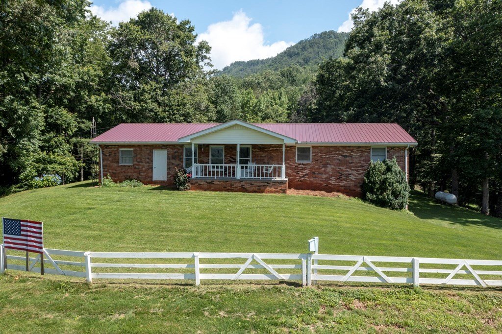 Hayesville, North Carolina, 28904, United States, 3 Bedrooms Bedrooms, ,2 BathroomsBathrooms,Residential,For Sale,1938429