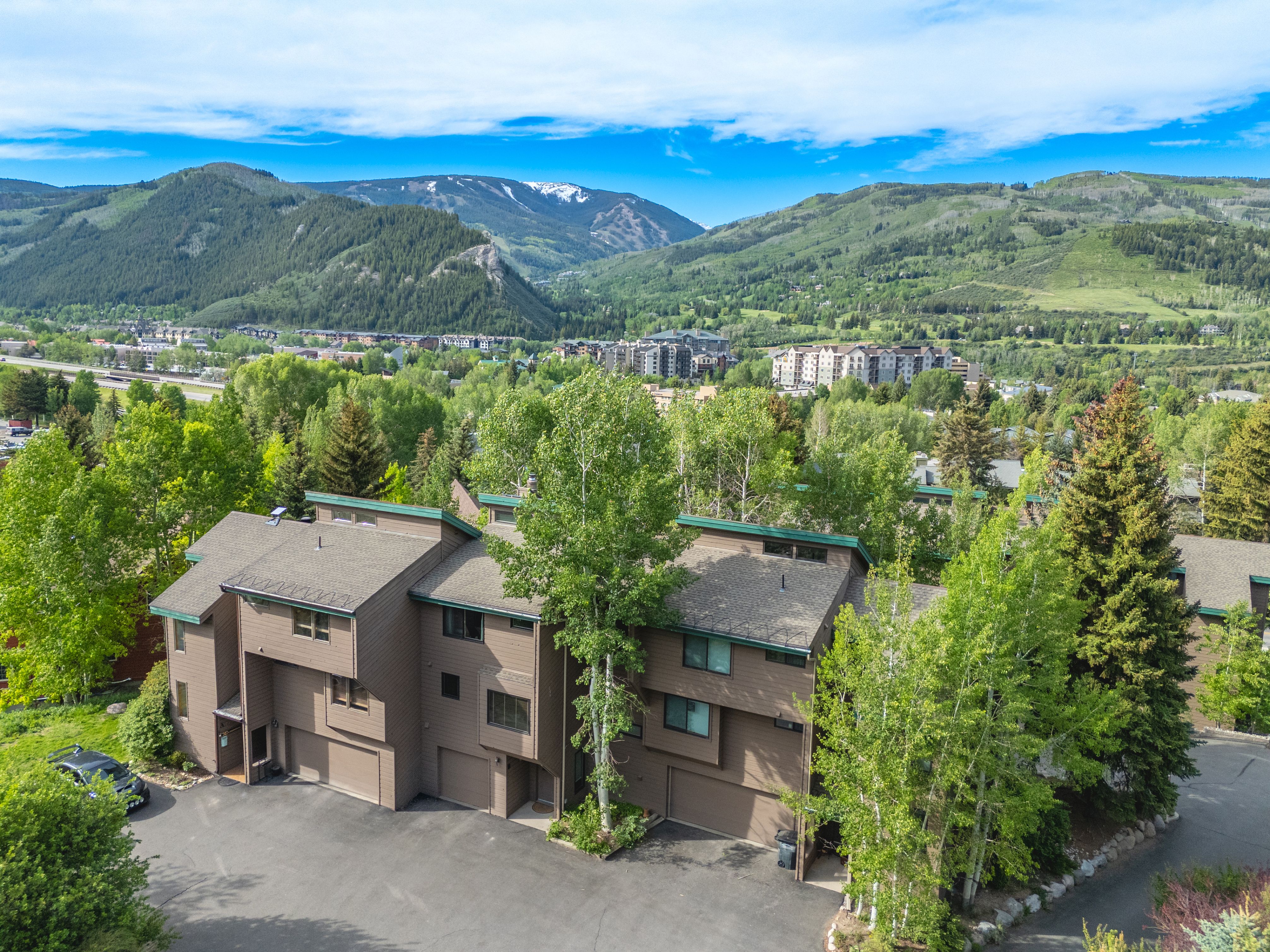  Mountain Comfort Tucked into a Serene Hillside Setting in the Heart of Avon - 物件實景