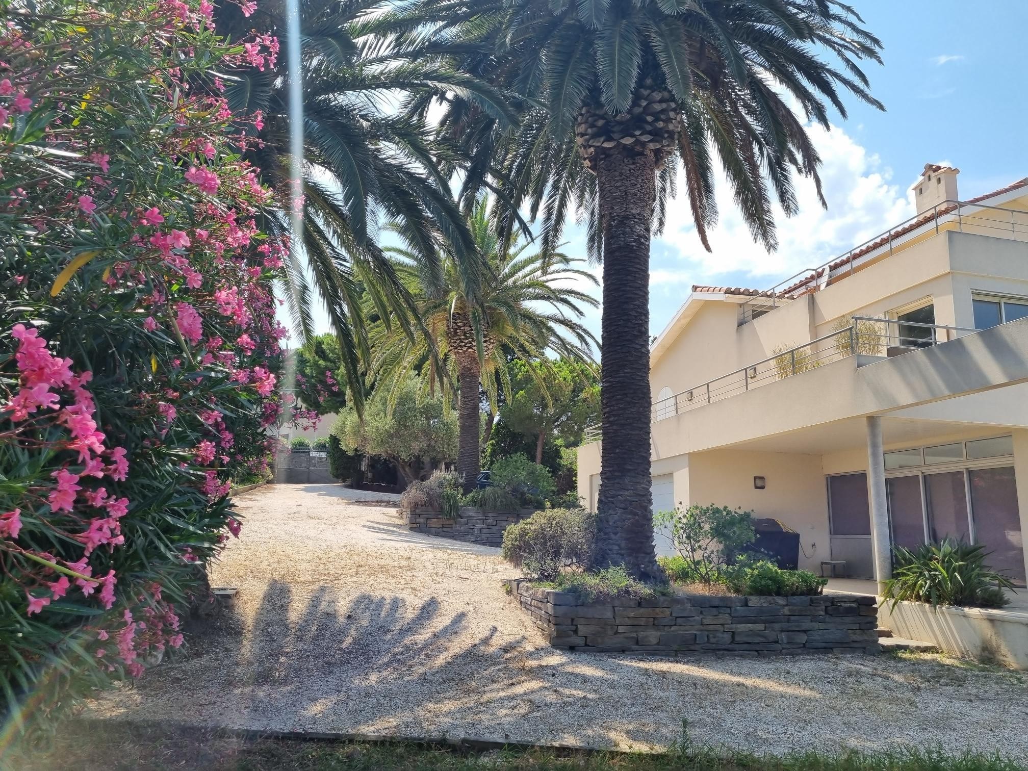  Property with sea and harbor view: 2 Houses, pool, and building potential - 物件實景