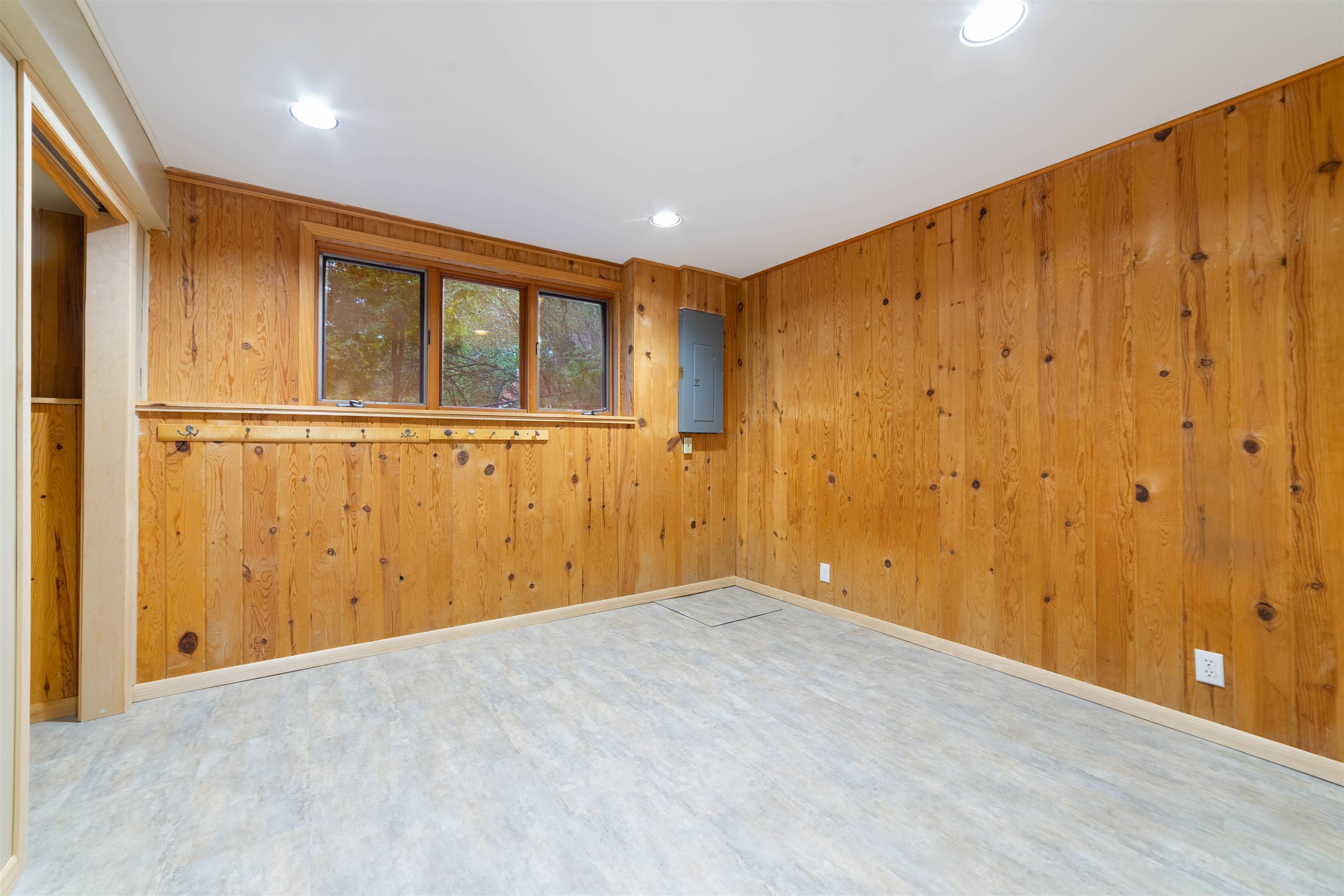 Duluth, Minnesota, 55803, United States, 4 Bedrooms Bedrooms, ,1 BathroomBathrooms,Residential,For Sale,1942593