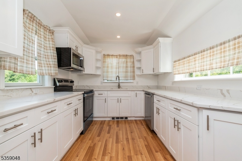 Franklin Twp., New Jersey, 08825, United States, 2 Bedrooms Bedrooms, ,3 BathroomsBathrooms,Residential,For Sale,1820941