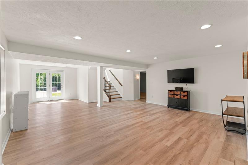 Canonsburg, Pennsylvania, 15317, United States, 5 Bedrooms Bedrooms, ,4 BathroomsBathrooms,Residential,For Sale,1914664