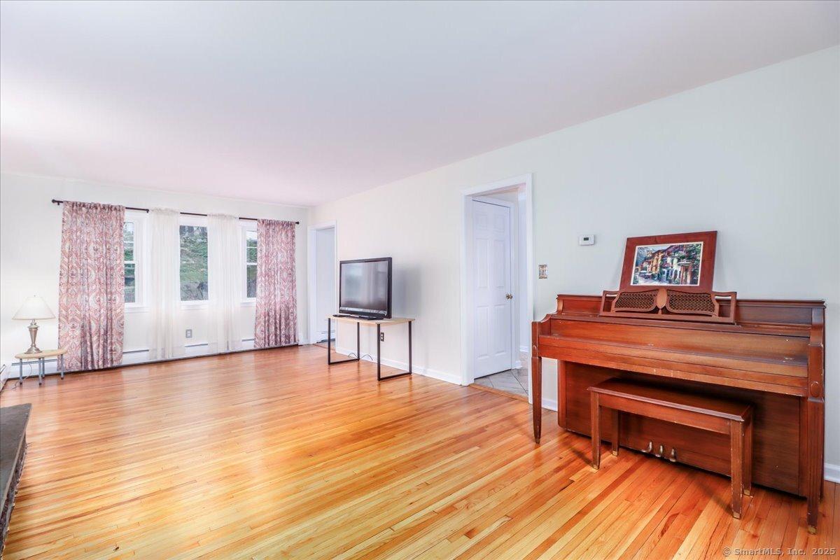 Trumbull, Connecticut, 06611, United States, 4 Bedrooms Bedrooms, ,3 BathroomsBathrooms,Residential,For Sale,1986058