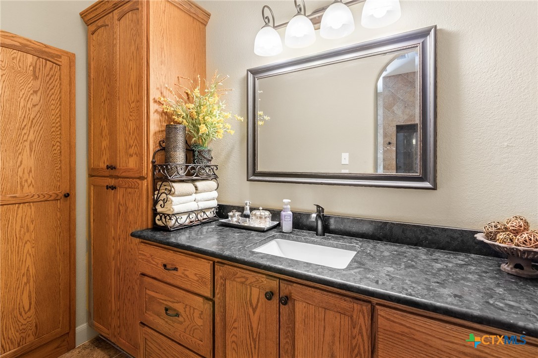 166 Post Oak Bend, Inez, Texas, 77968, United States, 5 Bedrooms Bedrooms, ,6 BathroomsBathrooms,Residential,For Sale,166 Post Oak Bend,1548599