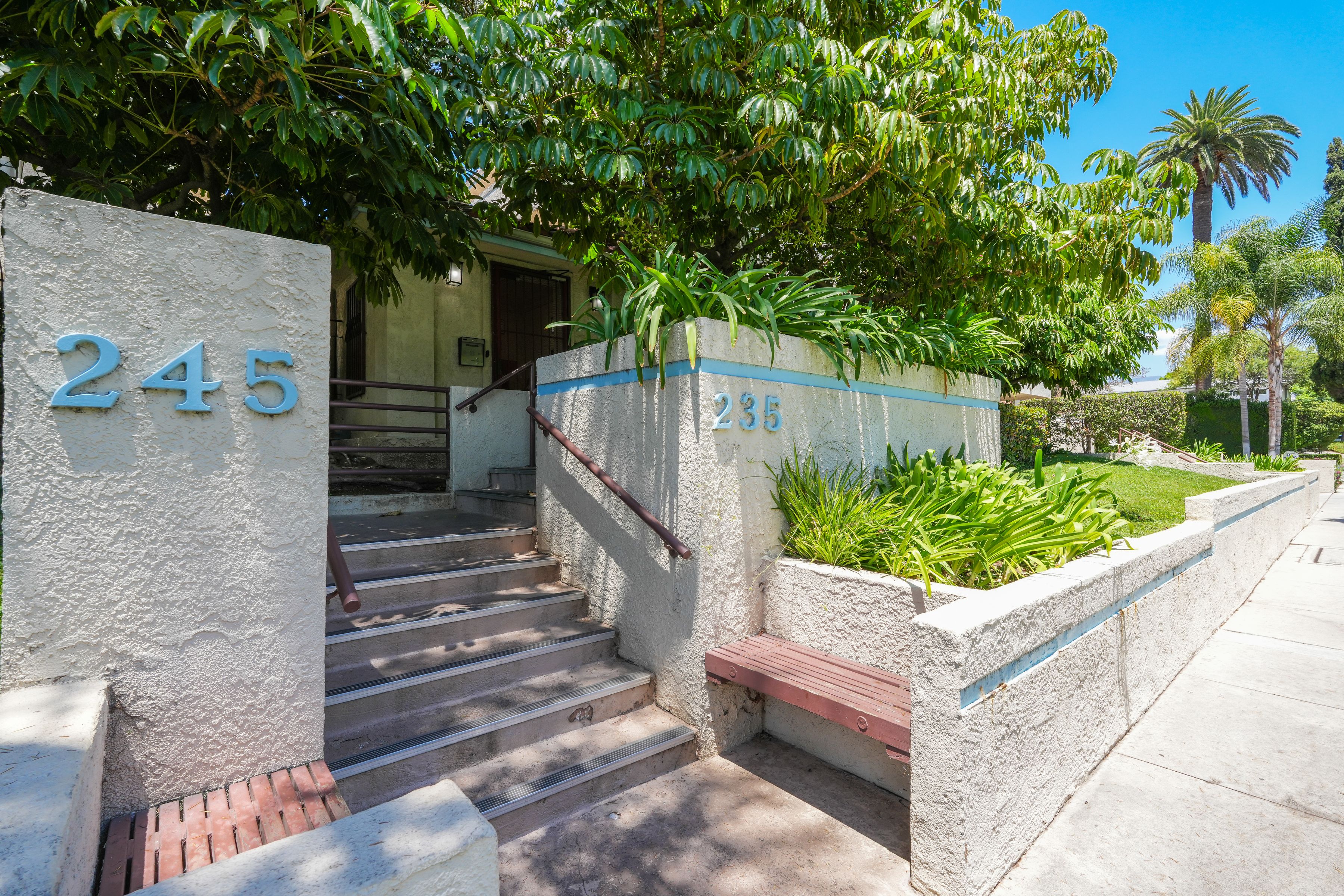  Single story unit with large patio - 物件實景