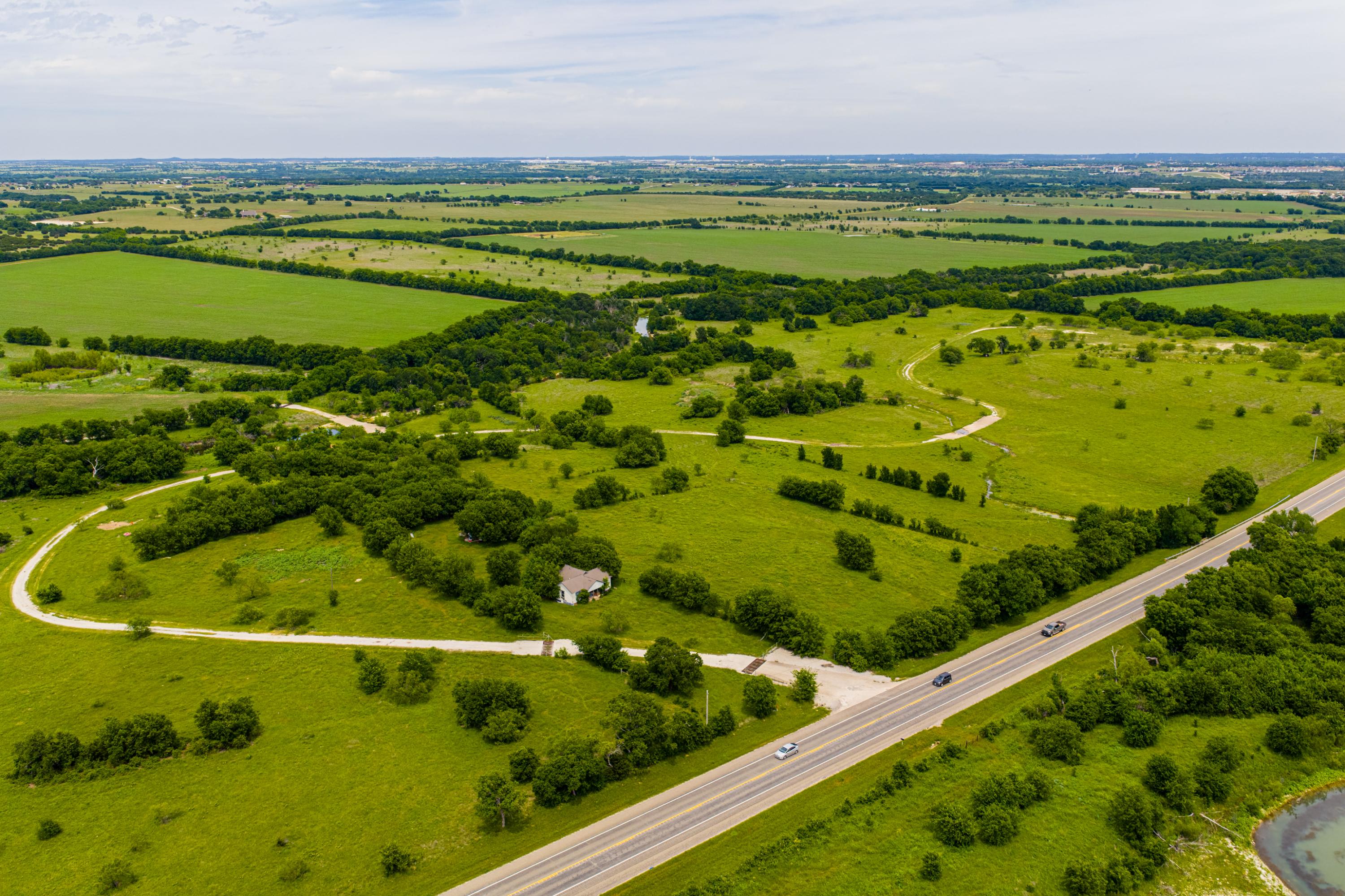  667 Acre Development Property With Two Miles Of Highway Frontage - 物件實景