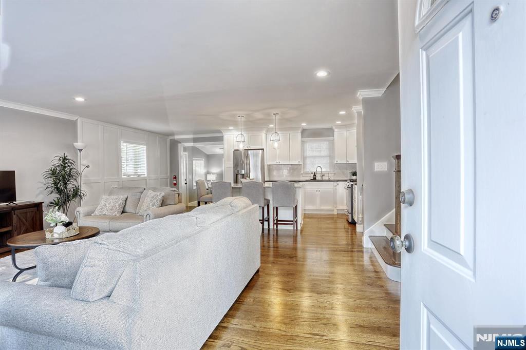 Waldwick, New Jersey, 07463, United States, 3 Bedrooms Bedrooms, ,2 BathroomsBathrooms,Residential,For Sale,1918312