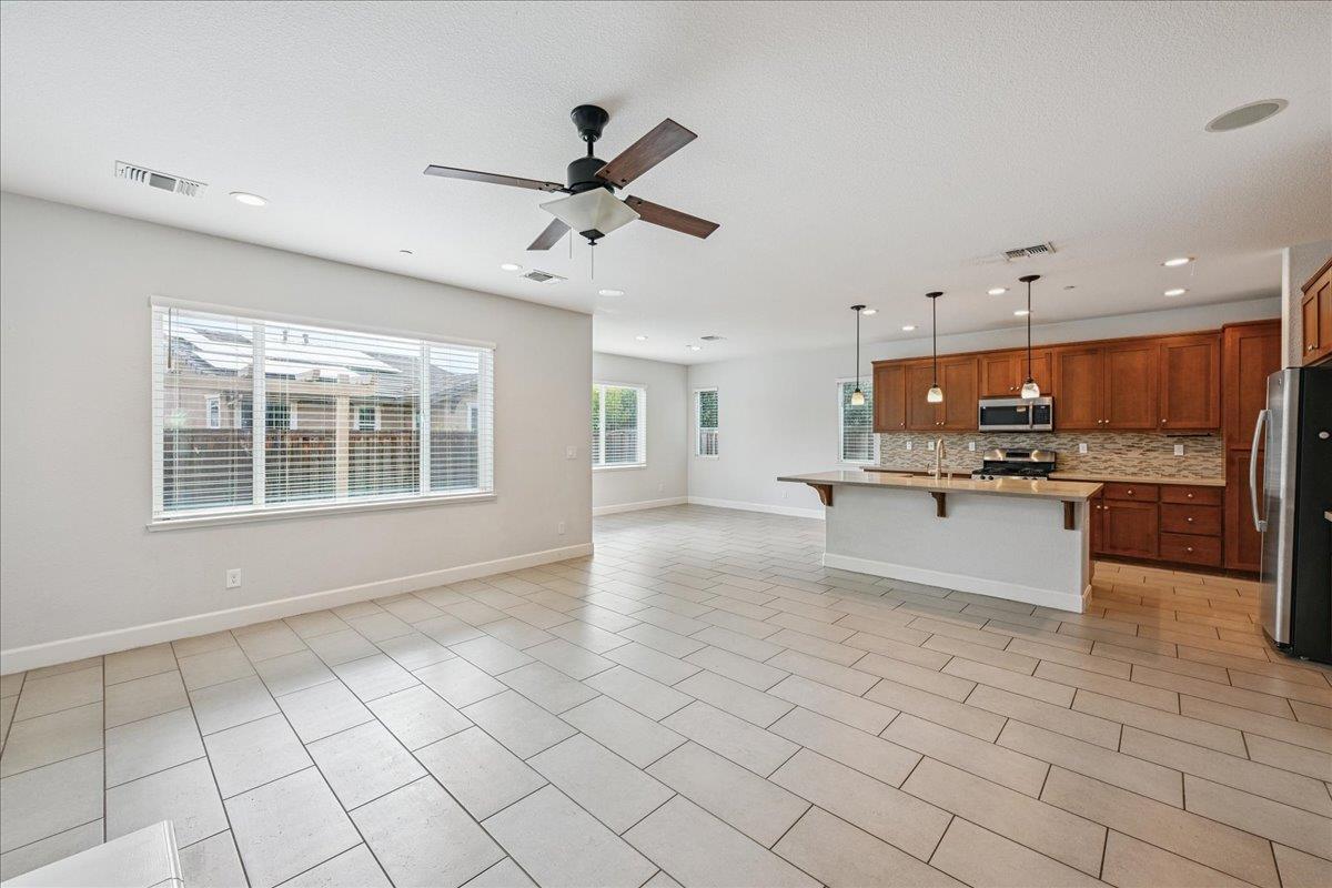 Folsom, California, 95630, United States, 4 Bedrooms Bedrooms, ,3 BathroomsBathrooms,Residential,For Sale,1948899