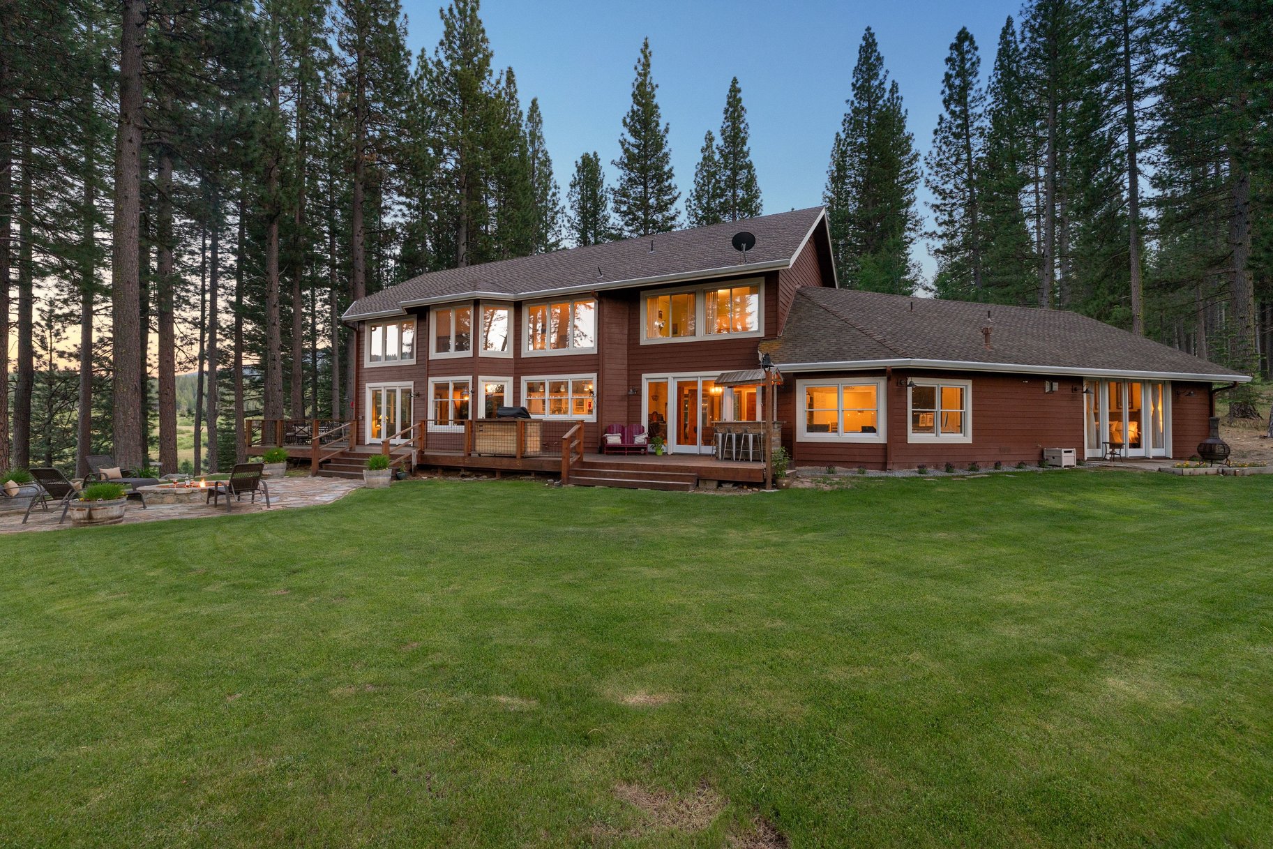 Hilltop Whitehawk Ranch Estate with Sweeping Meadow, Pond & Mountain Views - 物件實景