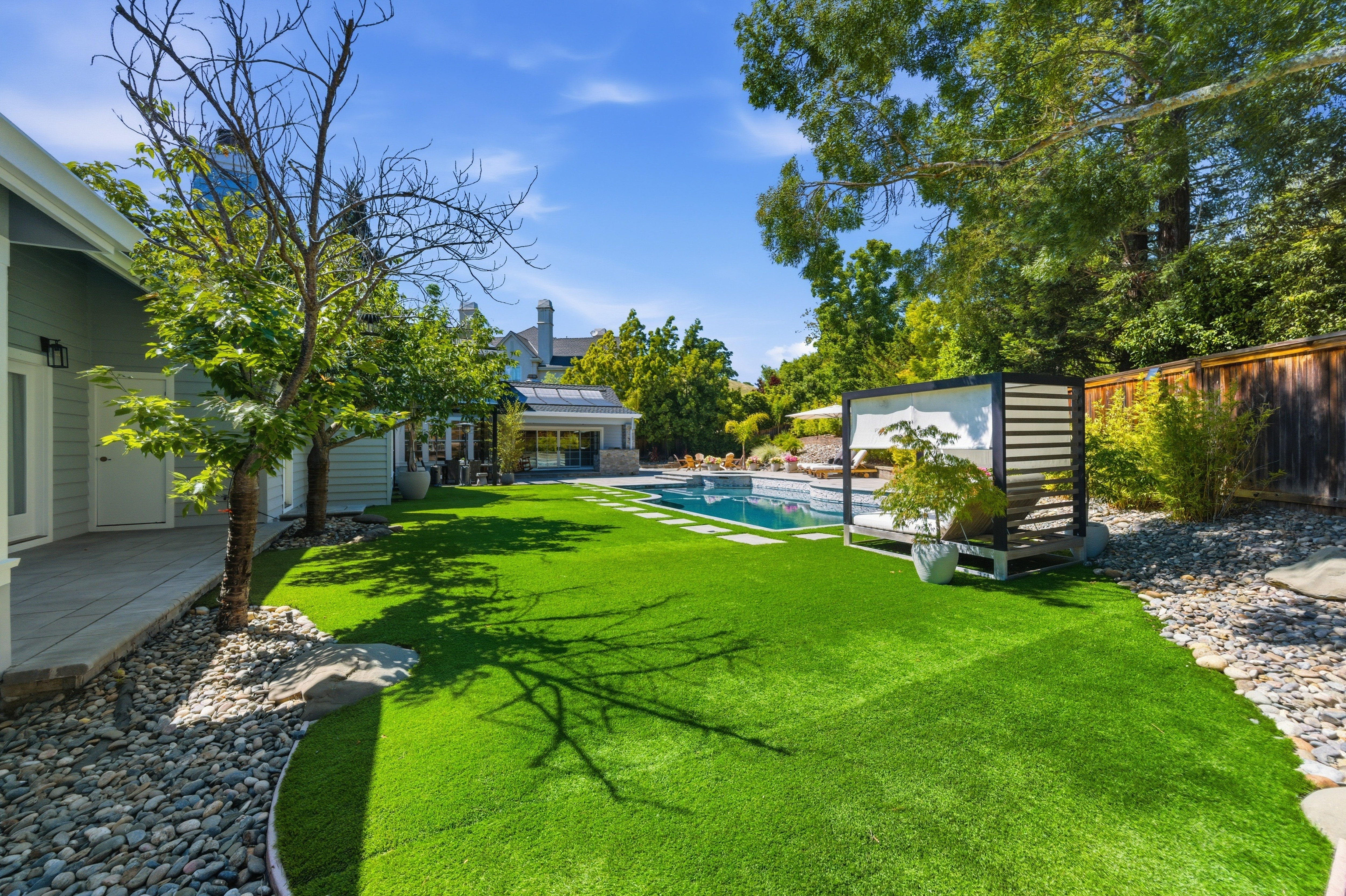  Timeless Transitional Estate with Resort-Style Backyard - 物件實景