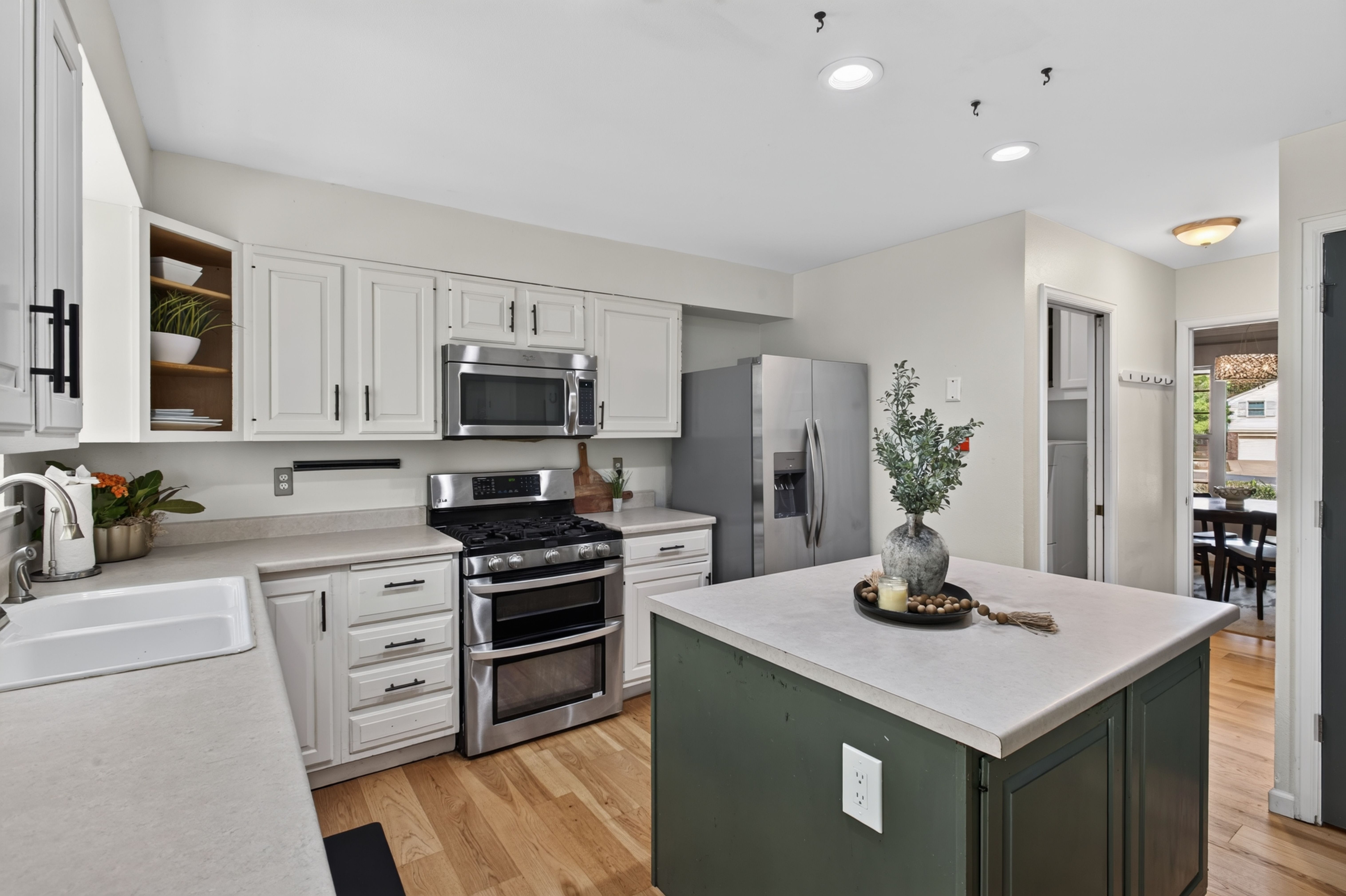  Lovely Two-Story Nestled on a Friendly, Tree-Lined Cul-de-Sac - 物件實景