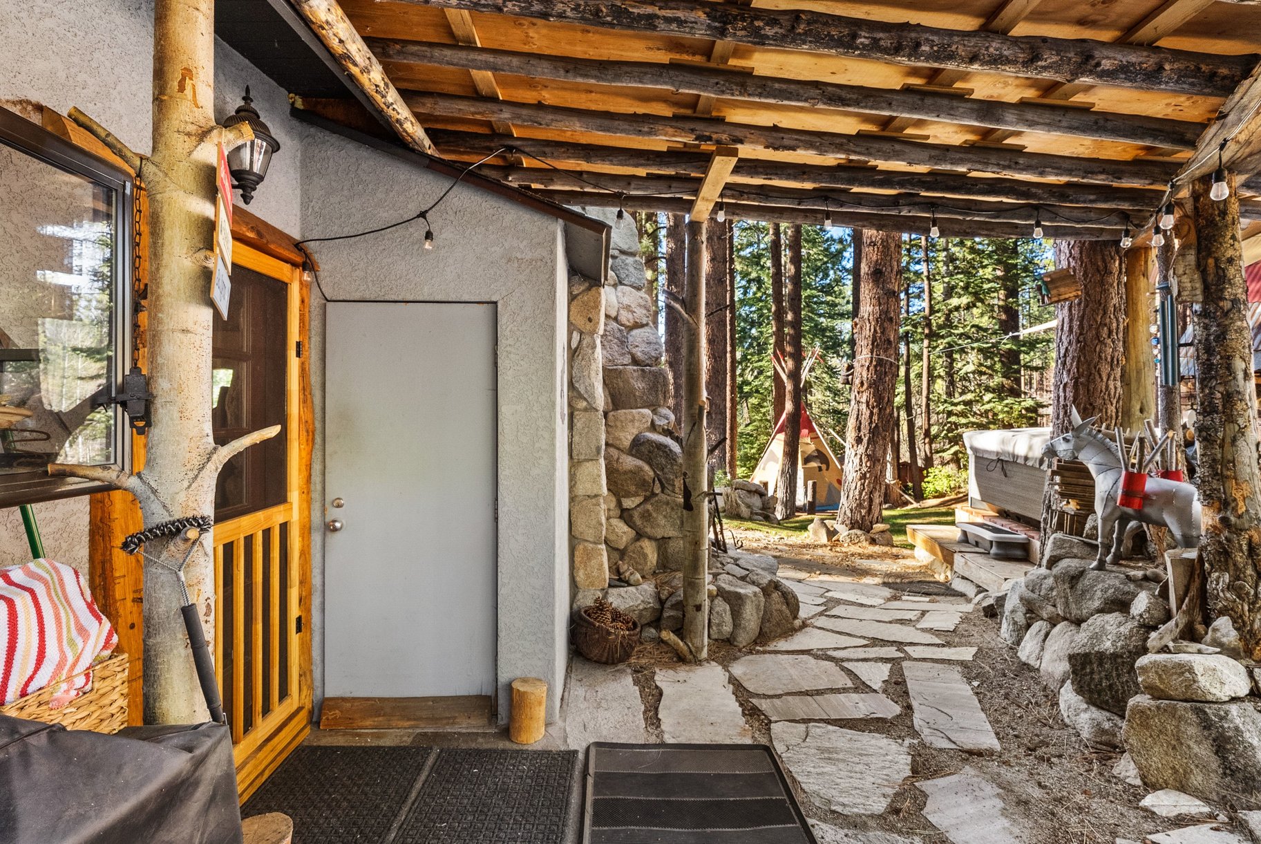  Turnkey Tahoe Retreat Backing to National Forest  Fully Remodeled & Furnish - 物件實景