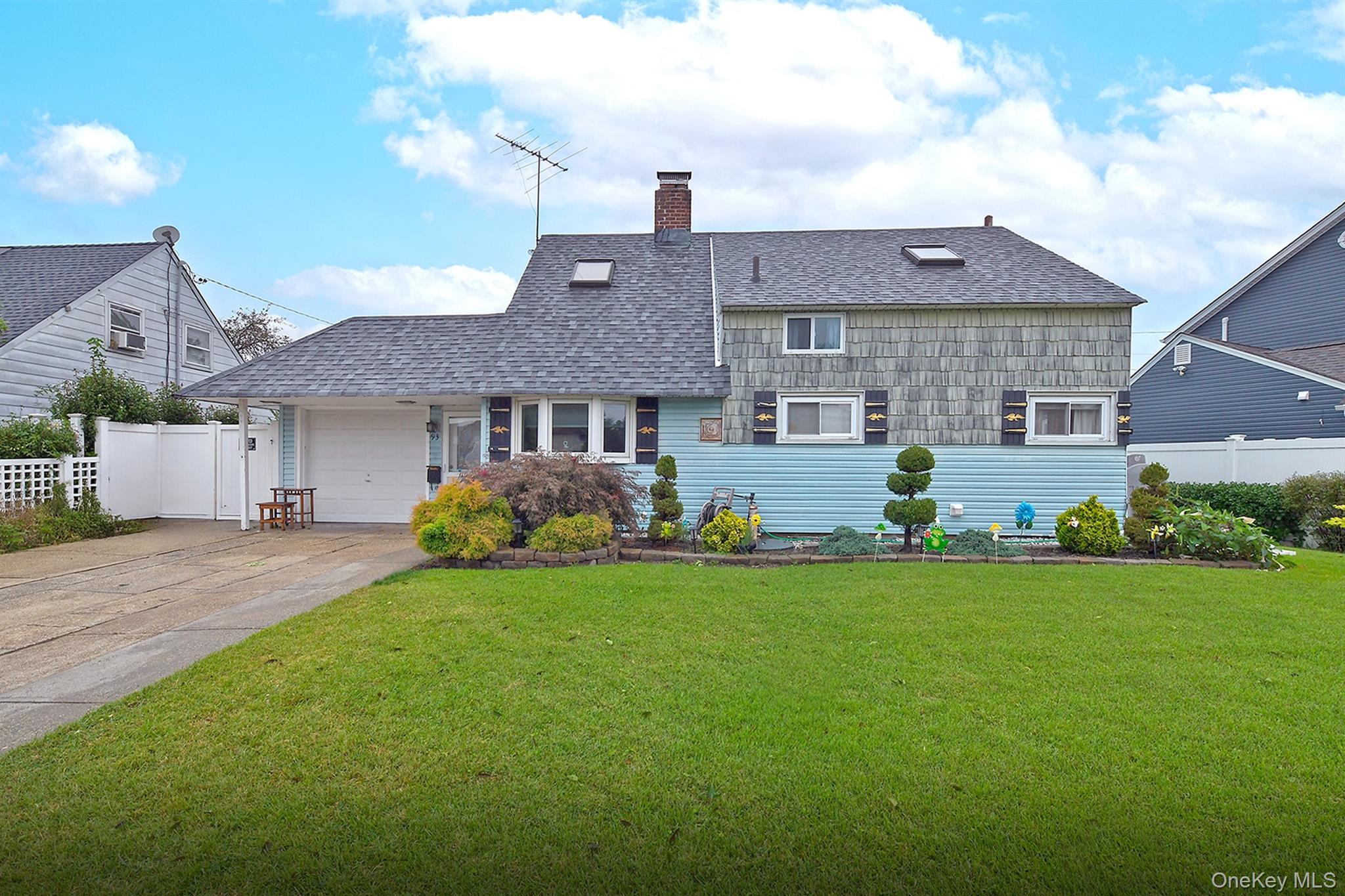 Abbey Ln, Levittown, NY 11756