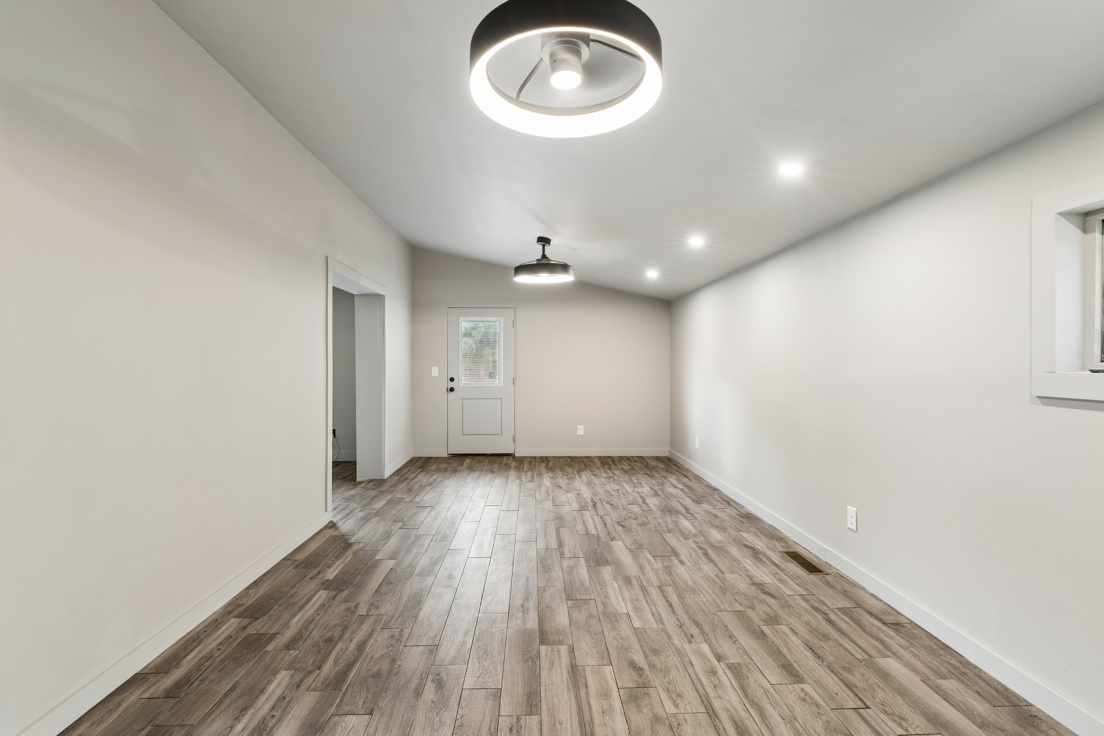  Charming Bungalow Offers Flexible Living Spaces and Impressive 0.6+/- Acre Lot - 物件實景