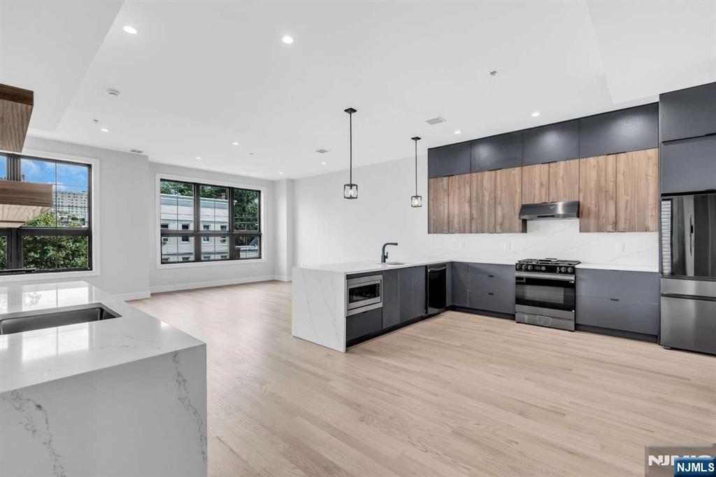 Jersey City, New Jersey, 07306, United States, 2 Bedrooms Bedrooms, ,2 BathroomsBathrooms,Residential,For Sale,1926297