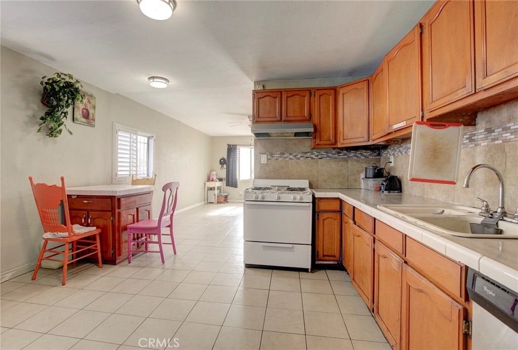 Los Angeles, California, 90003, United States, 3 Bedrooms Bedrooms, ,2 BathroomsBathrooms,Residential,For Sale,2008839