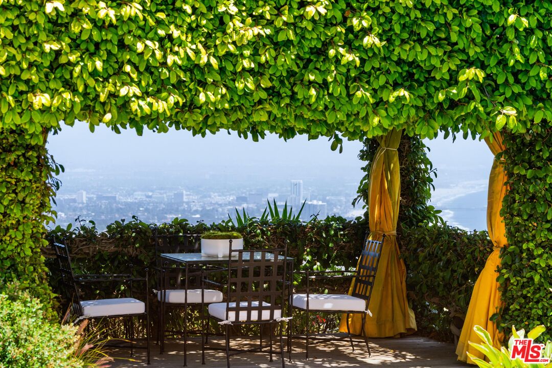 Pacific Palisades, California, 90272, United States, 4 Bedrooms Bedrooms, ,2 BathroomsBathrooms,Residential,For Sale,1770890