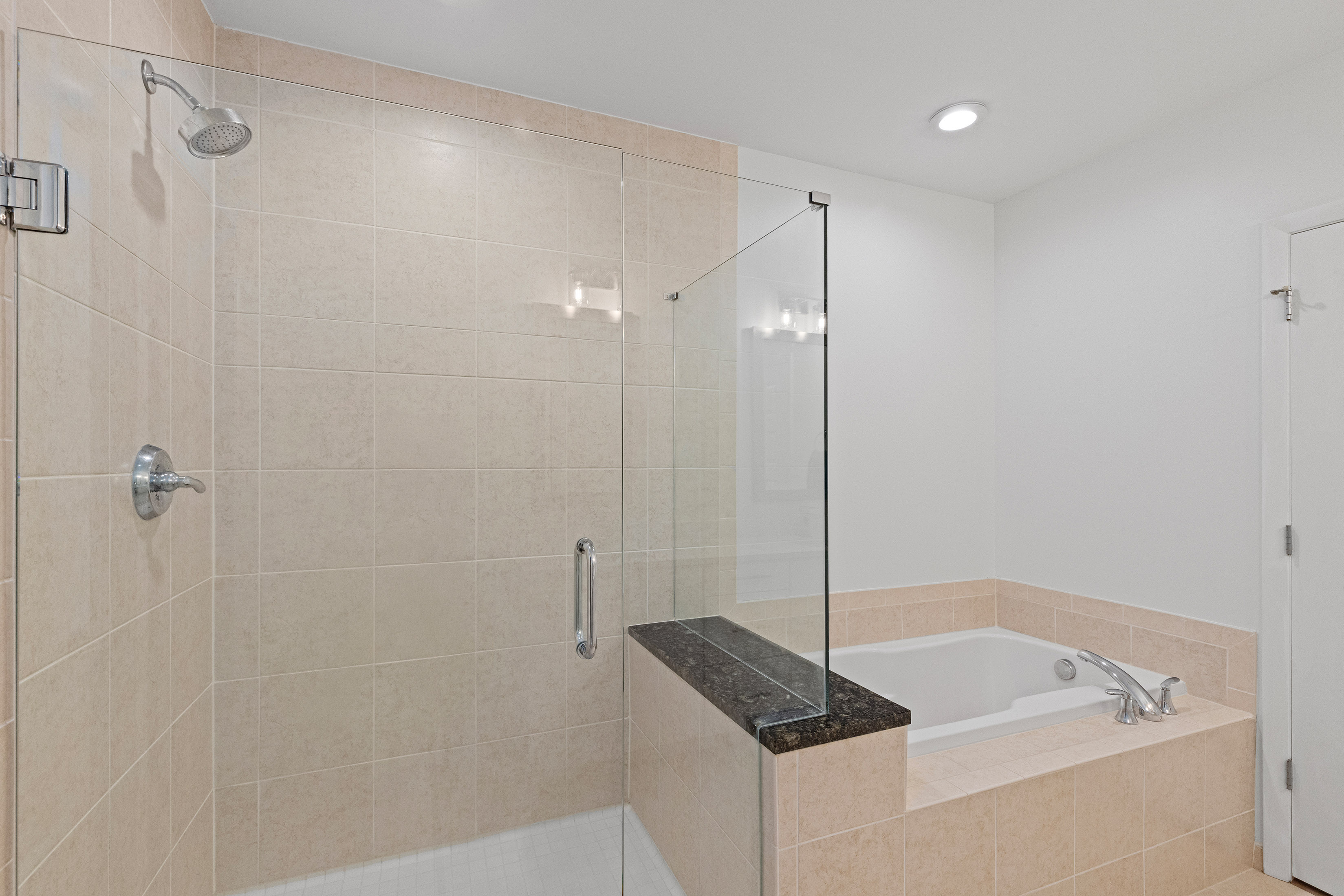  Exceptional Condo Offer Offers an Array of Amenities in a Prime Location - 物件實景