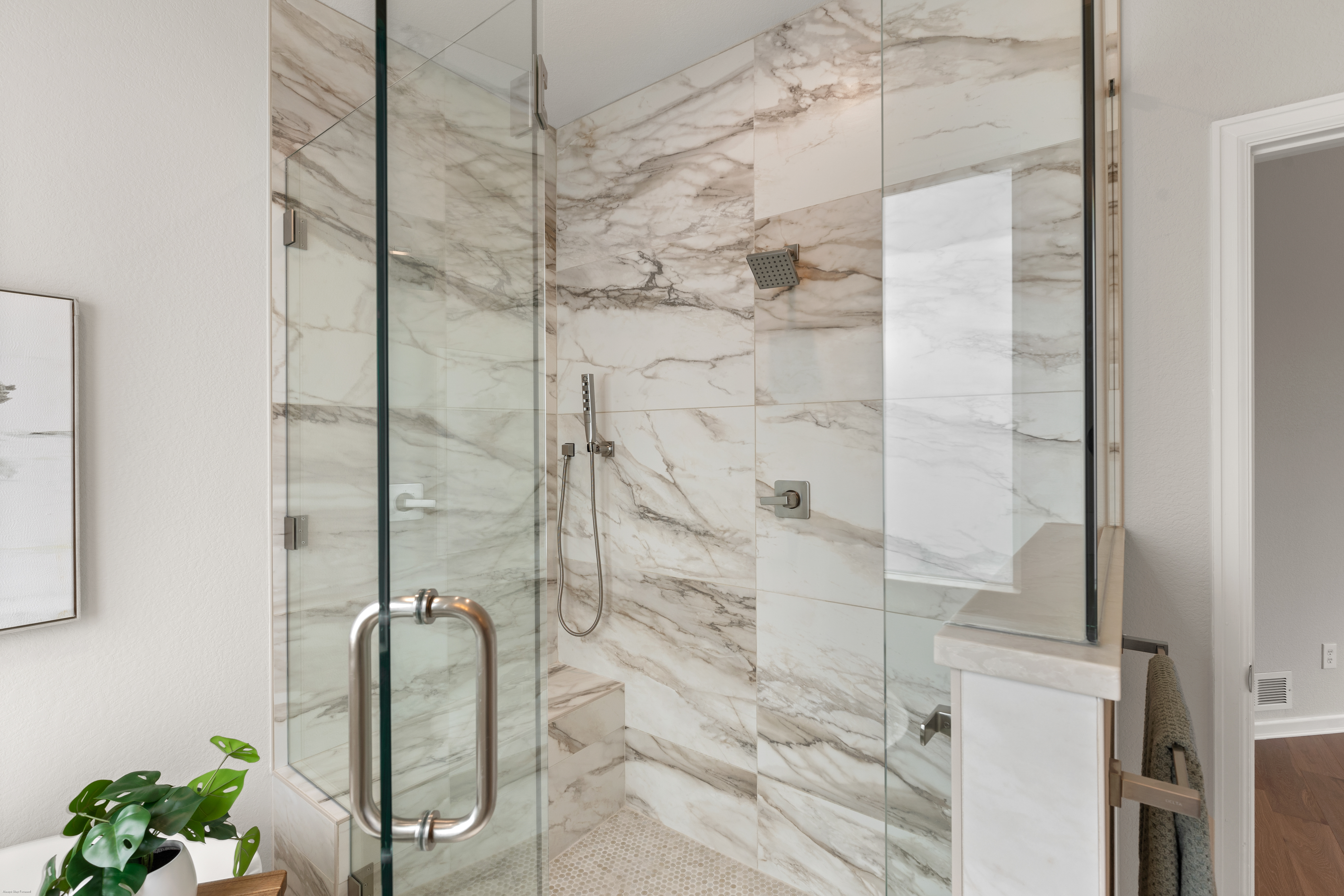  Extensively Renovated Main-Level Living - 物件實景