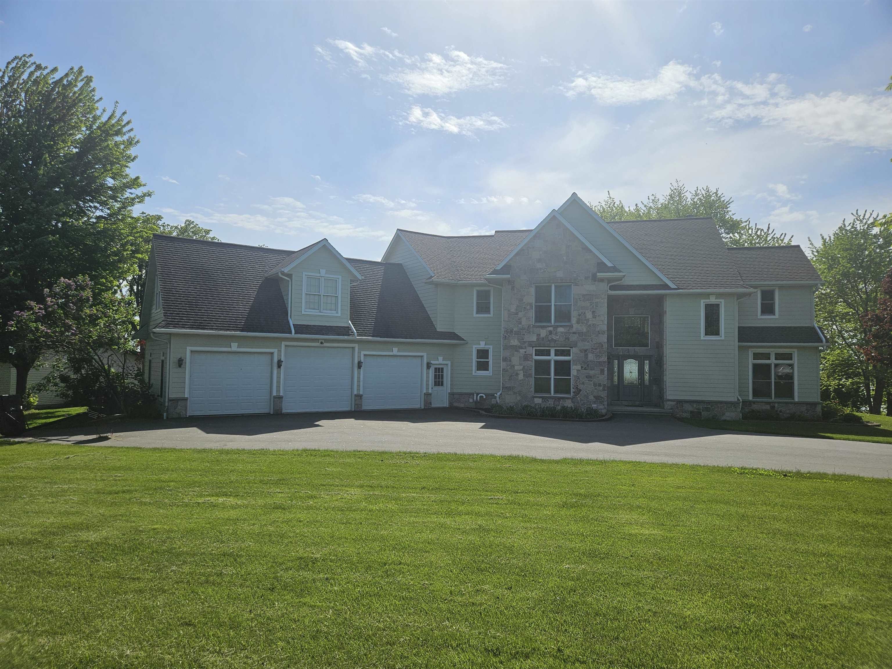 CHILTON, Wisconsin, 53014, United States, 5 Bedrooms Bedrooms, ,6 BathroomsBathrooms,Residential,For Sale,1927210