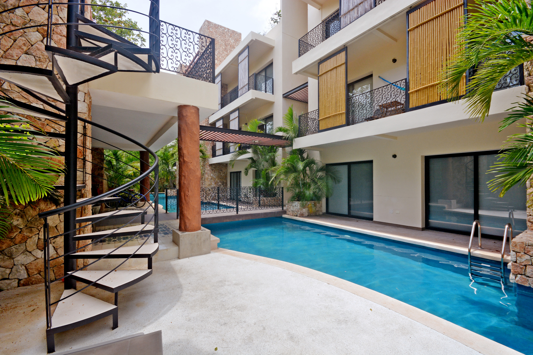  TWO LEVEL PENTHOUSE WITH THREE INDEPENDENT ACCESSES - 物件實景