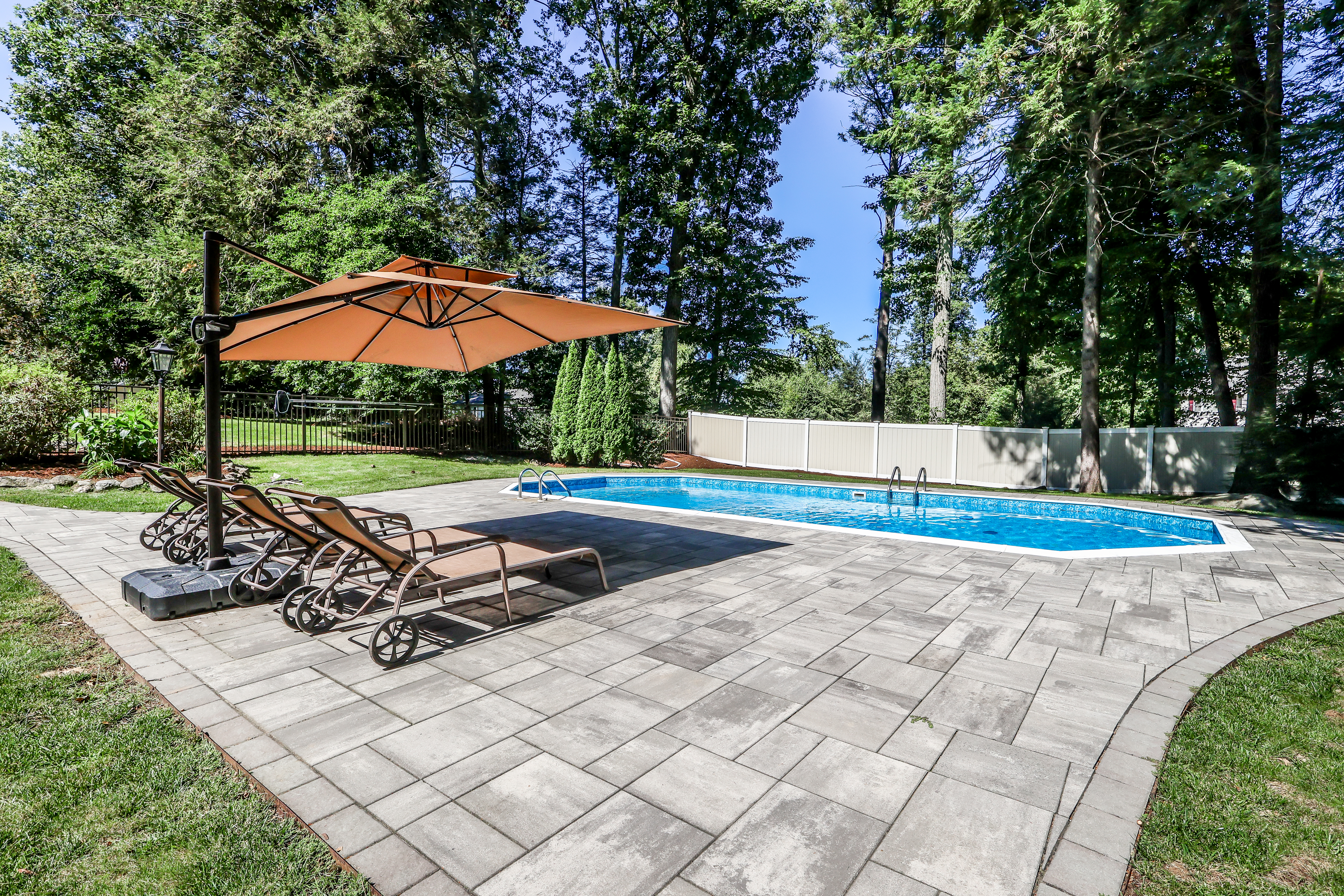  One Level Acre with a Pool - 物件實景
