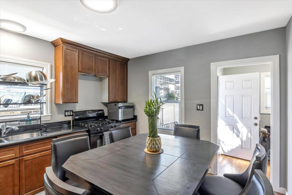 Hayward, California, 94541, United States, 2 Bedrooms Bedrooms, ,1 BathroomBathrooms,Residential,For Sale,1976609