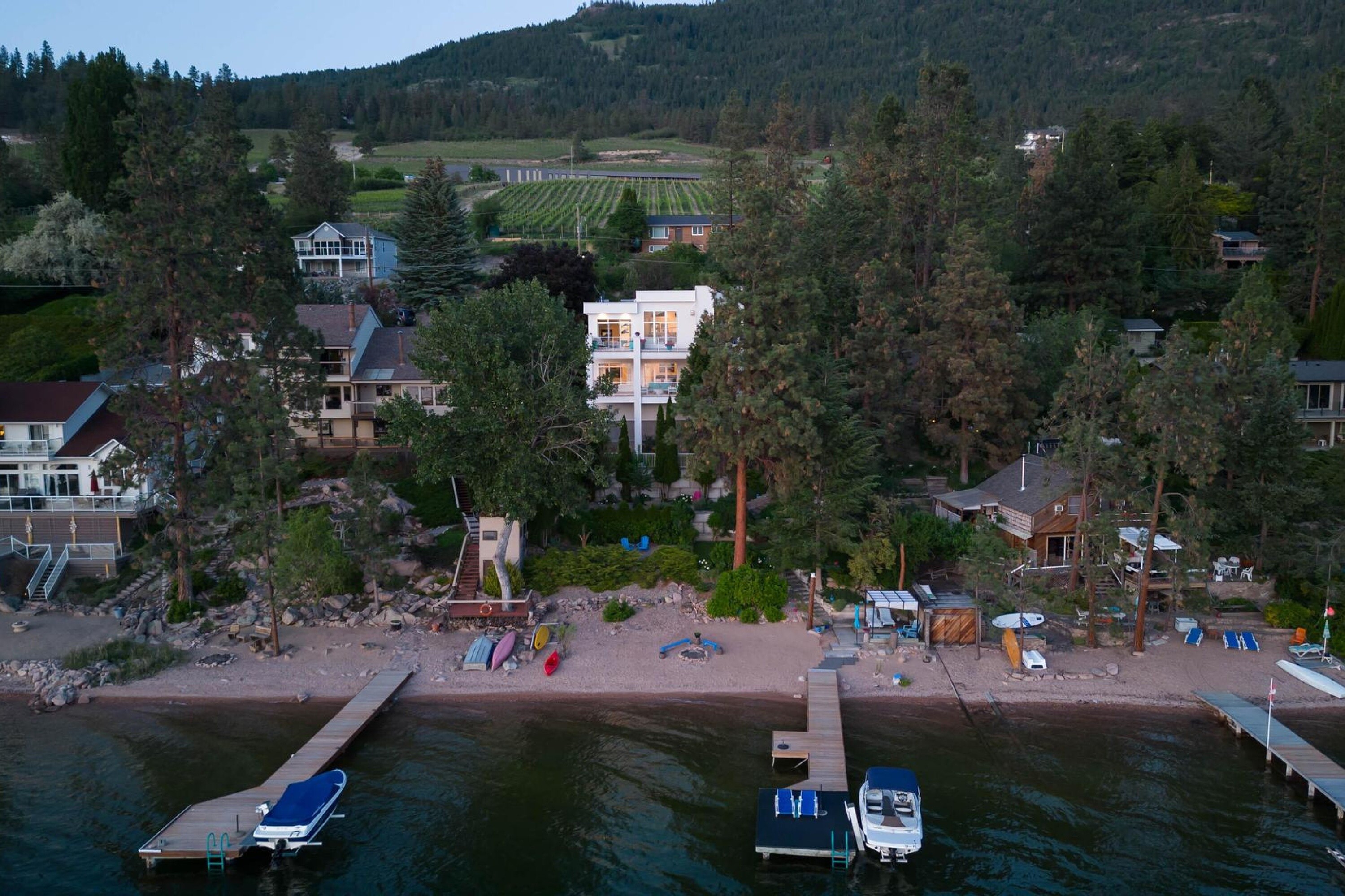  Modern Lakeshore Home - 物件實景