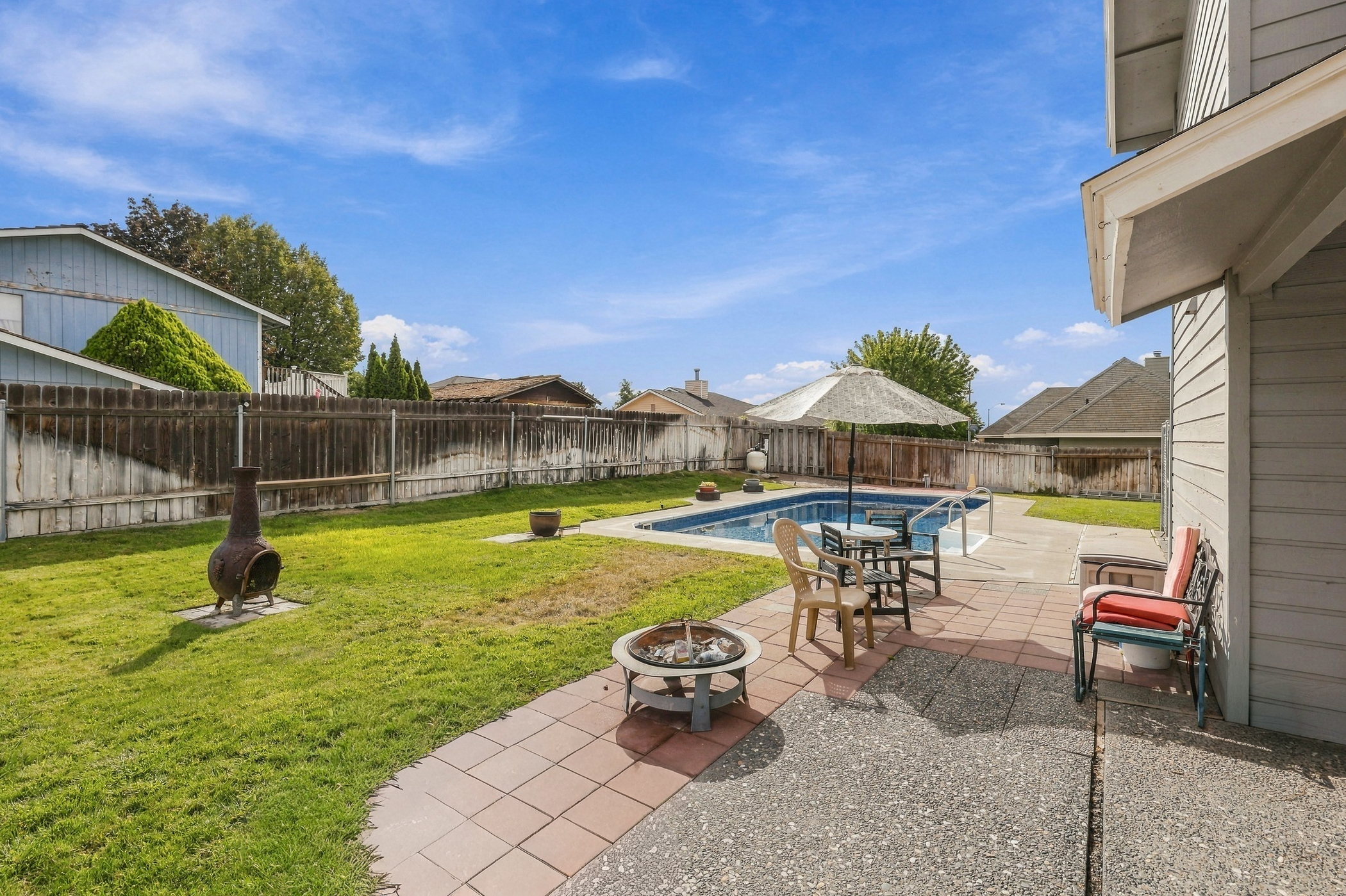  Spacious home plus pool - 物件實景