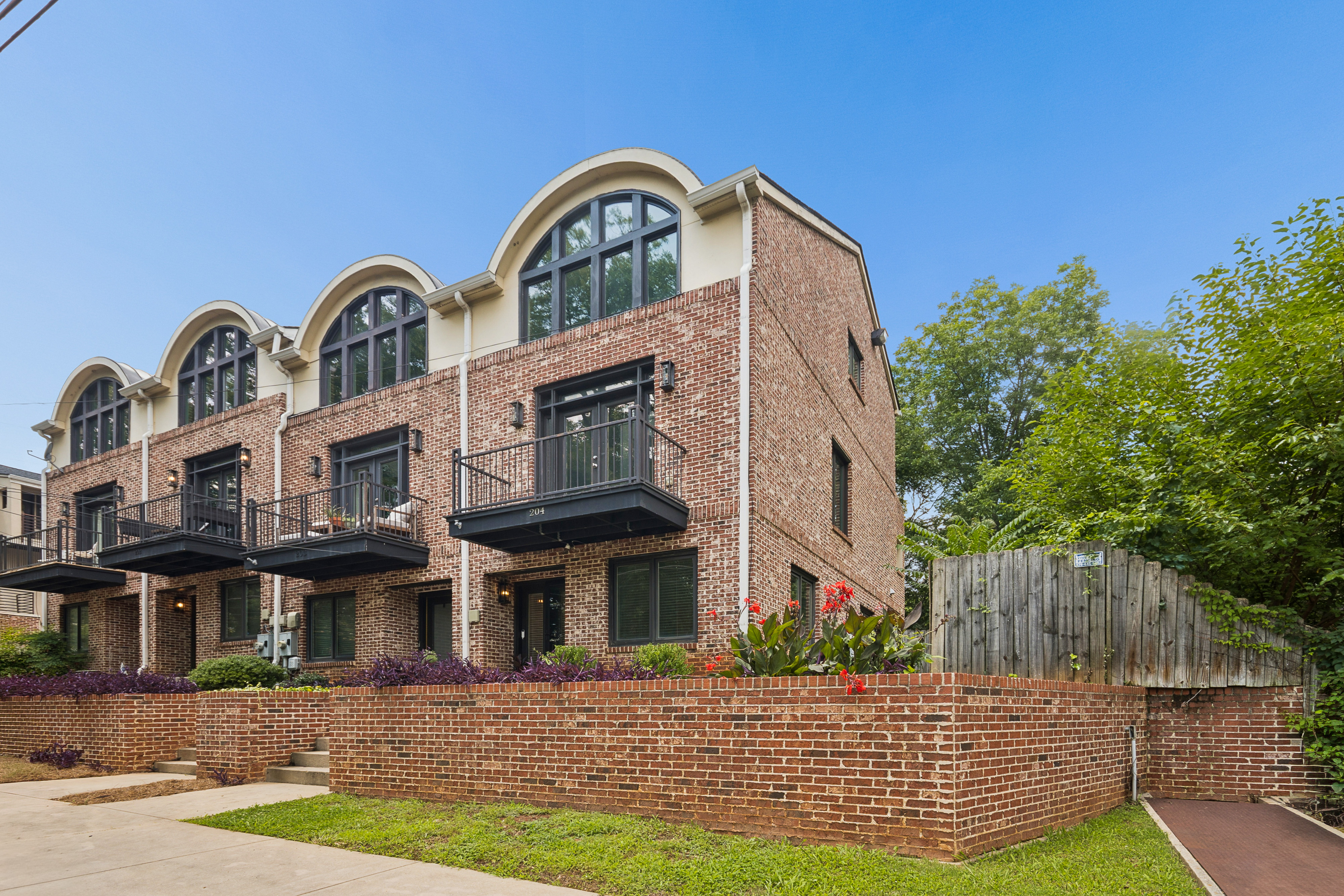  Updated, End-Unit Townhome in the Heart of Edgewood - 物件實景