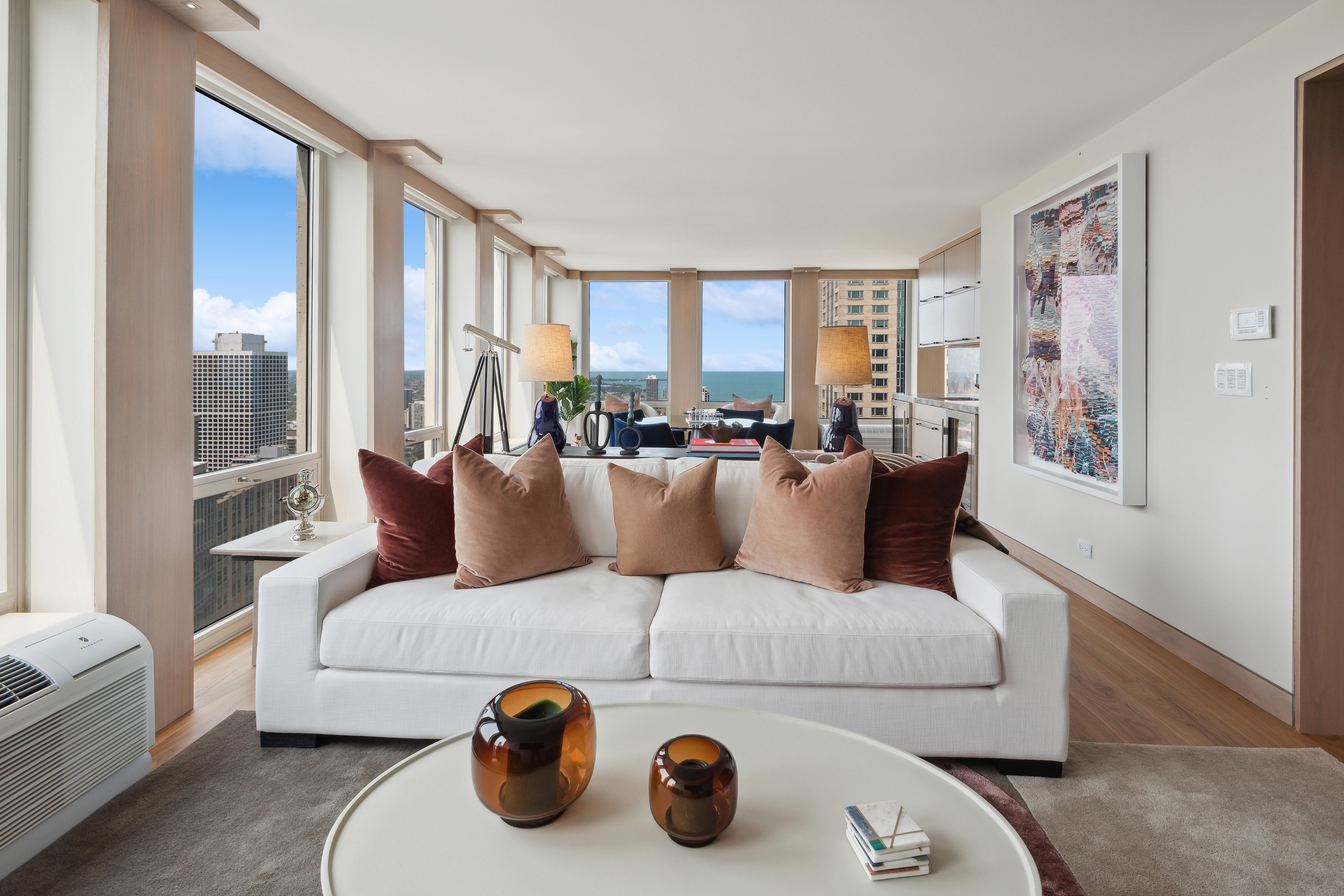  Absolutely Stunning, Penthouse Level Furnished Condo - 物件實景
