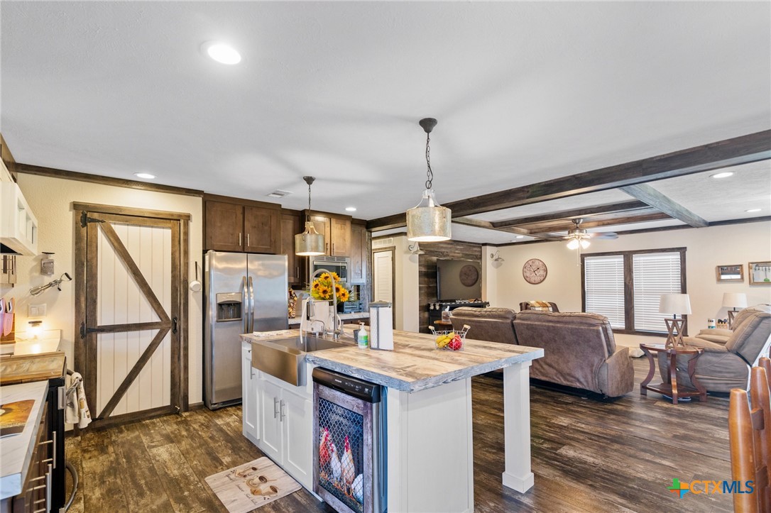 Hallettsville, Texas, 77964, United States, 4 Bedrooms Bedrooms, ,3 BathroomsBathrooms,Residential,For Sale,1988312