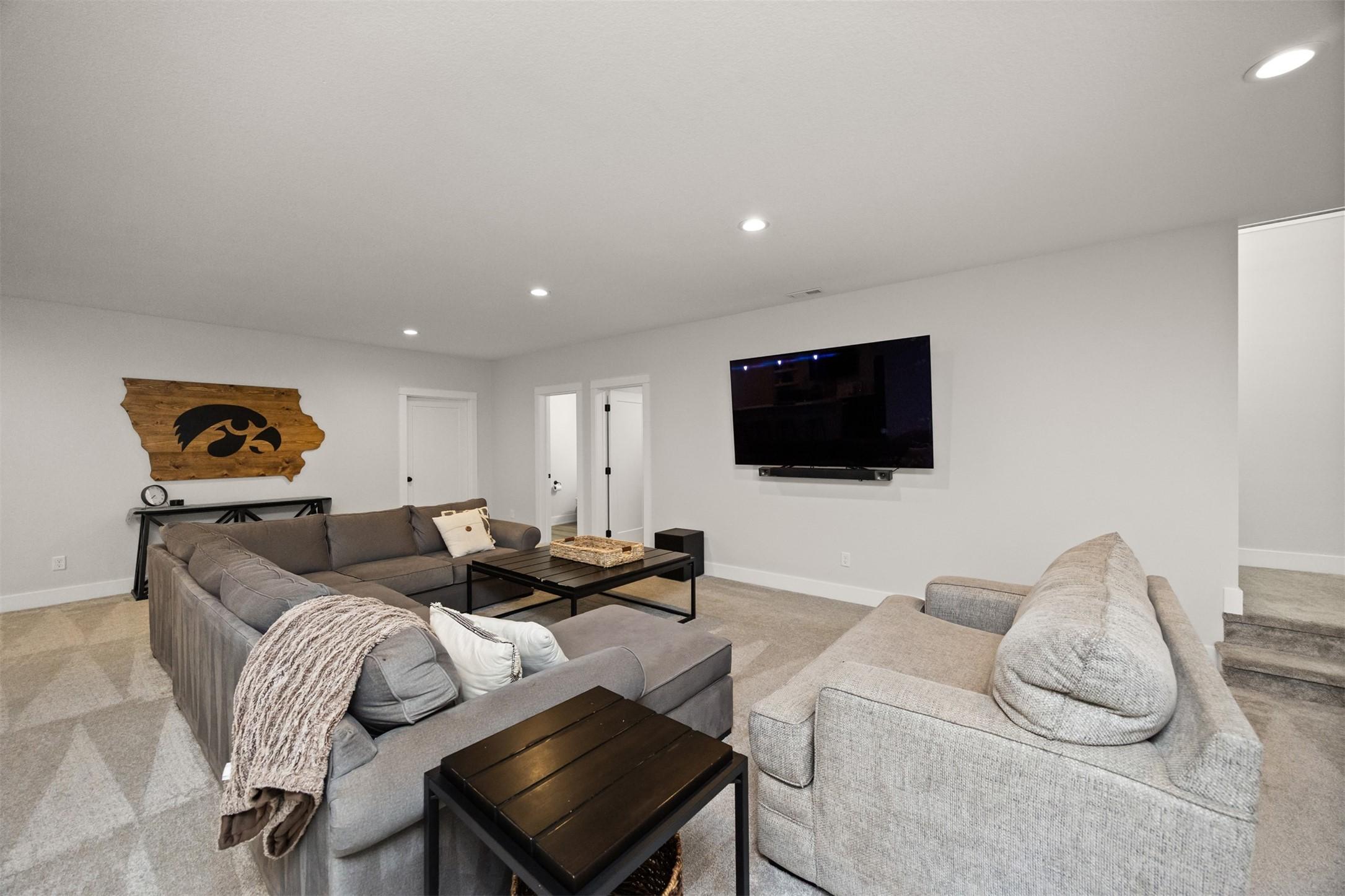 Madrid, Iowa, 50156, United States, 6 Bedrooms Bedrooms, ,5 BathroomsBathrooms,Residential,For Sale,1982184