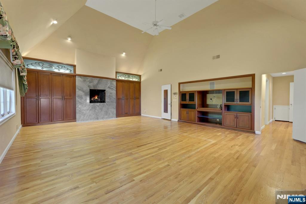 Park Ridge, New Jersey, 07656, United States, 3 Bedrooms Bedrooms, ,5 BathroomsBathrooms,Residential,For Sale,2001843