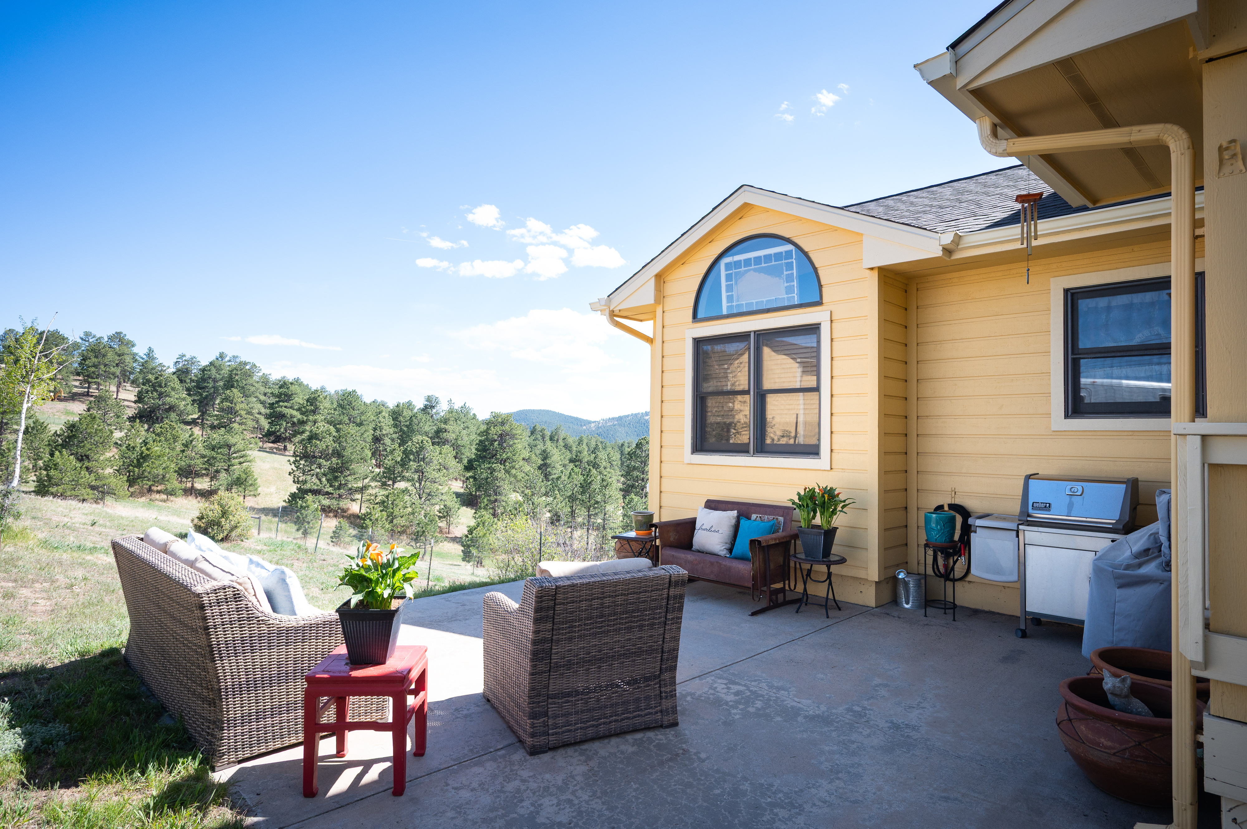  Tucked into the Foothills of the Rocky Mountains your majestic paradise awaits - 物件實景