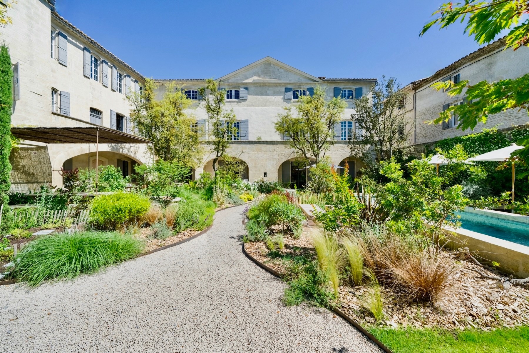  Fully renovated private mansion of over 1,100 sqm with garden, swimming pool an… - 物件實景