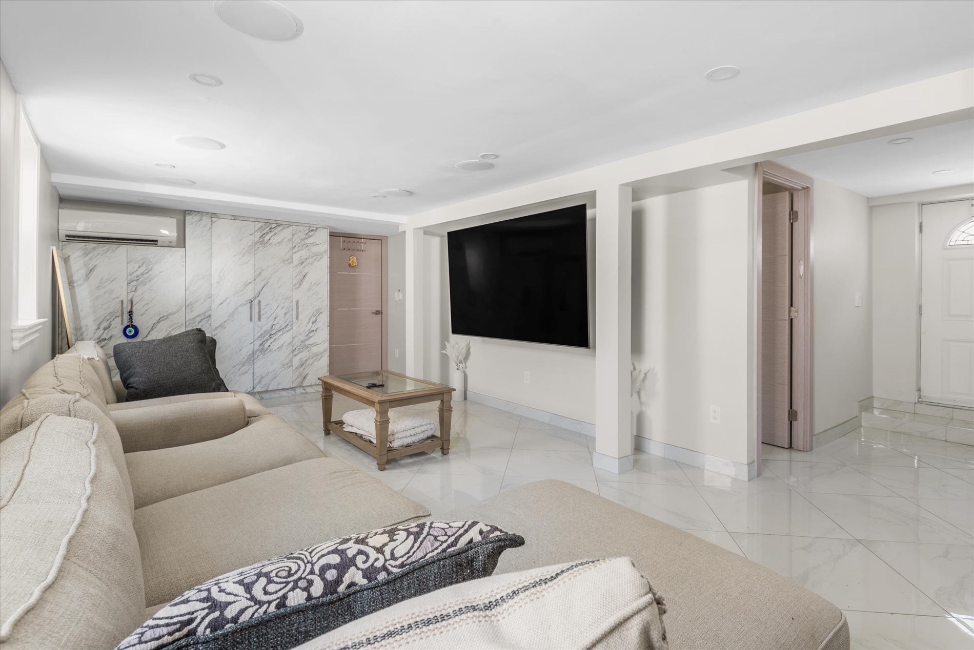 Howard Beach, New York, 11414, United States, 5 Bedrooms Bedrooms, ,2 BathroomsBathrooms,Residential,For Sale,2049449