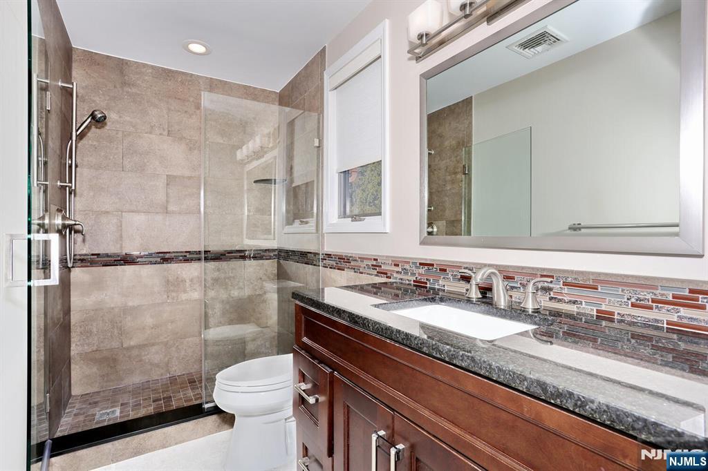 Paramus, New Jersey, 07652, United States, 5 Bedrooms Bedrooms, ,4 BathroomsBathrooms,Residential,For Sale,2001740