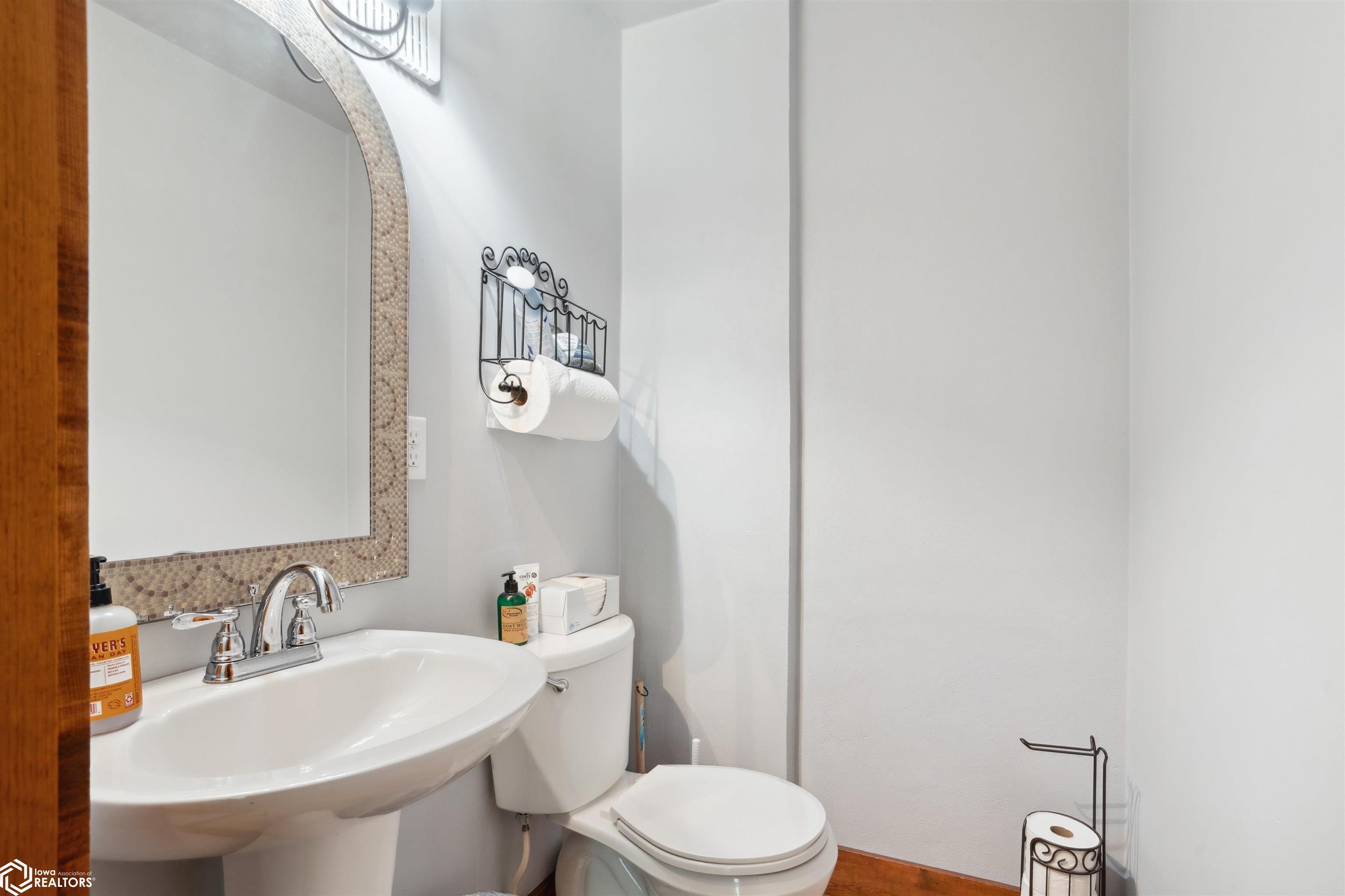 Dallas City, Illinois, 62330, United States, 8 Bedrooms Bedrooms, ,7 BathroomsBathrooms,Residential,For Sale,1980104